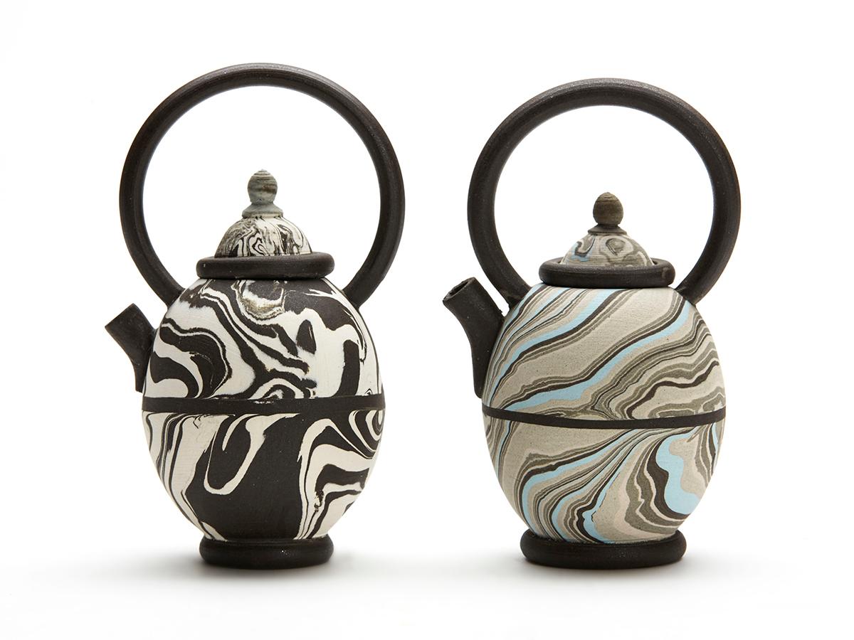 Roger Michell Zwei Studio Pottery Miniatur-Teekanne aus Marmorierter Ton (Englisch) im Angebot