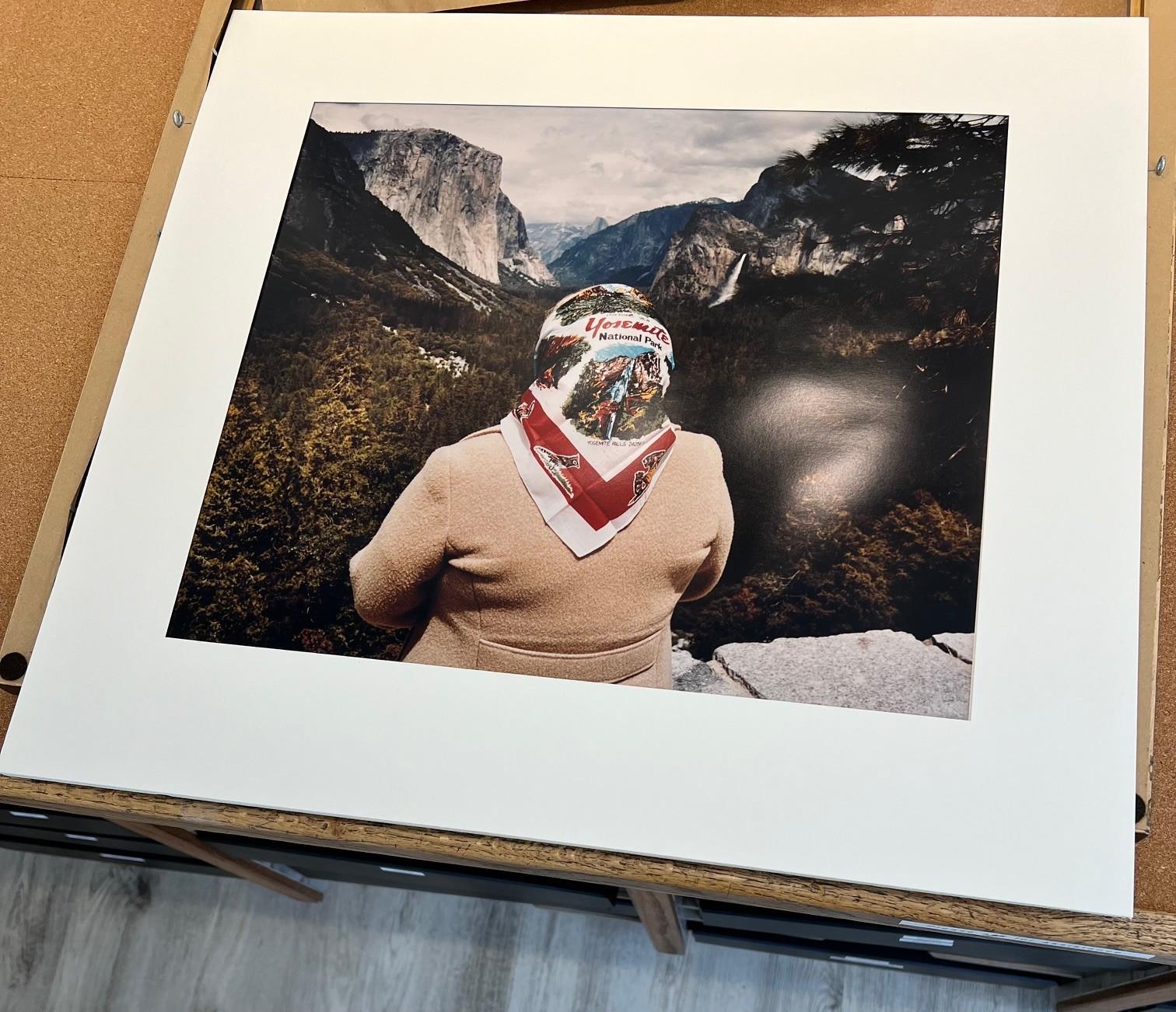 Frau mit Schal am Inspiration Point, Yosemite National Park, Kalifornien im Angebot 4