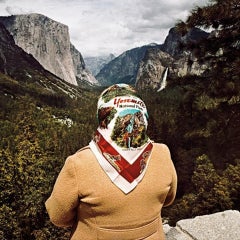 Donna con sciarpa a Inspiration Point, Parco Nazionale dello Yosemite, California