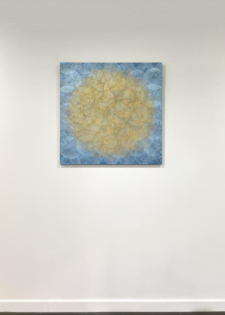 Cette peinture abstraite de Roger Mudre est réalisée avec de la peinture acrylique sur de la poudre de mica et un panneau de bouleau bercé. Des cercles concentriques légèrement translucides se chevauchent dans toute la composition, créant un effet