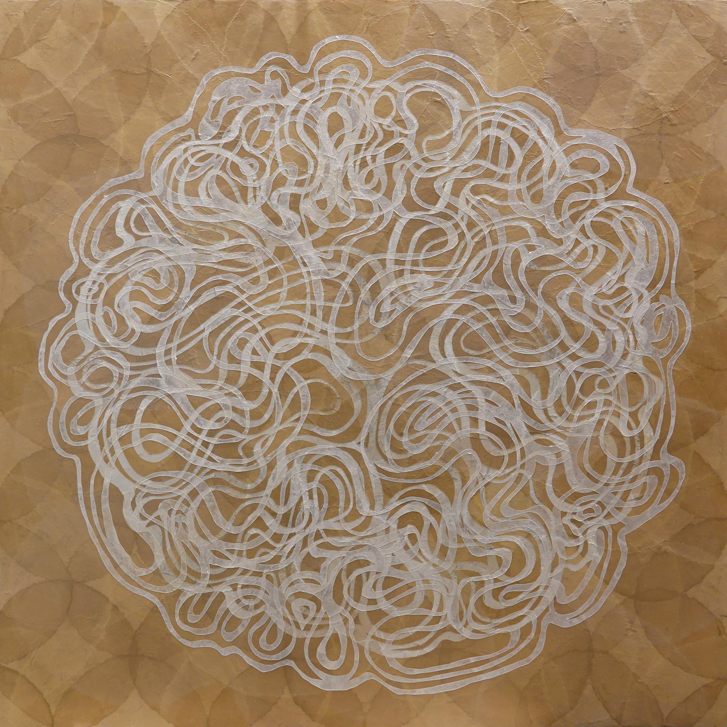 Questo quadro astratto è realizzato con pittura acrilica su foglia di metallo su pannello di betulla cullato. Il dipinto è caratterizzato da una tavolozza di colore marrone chiaro, con linee vorticose bianche che formano una forma circolare al