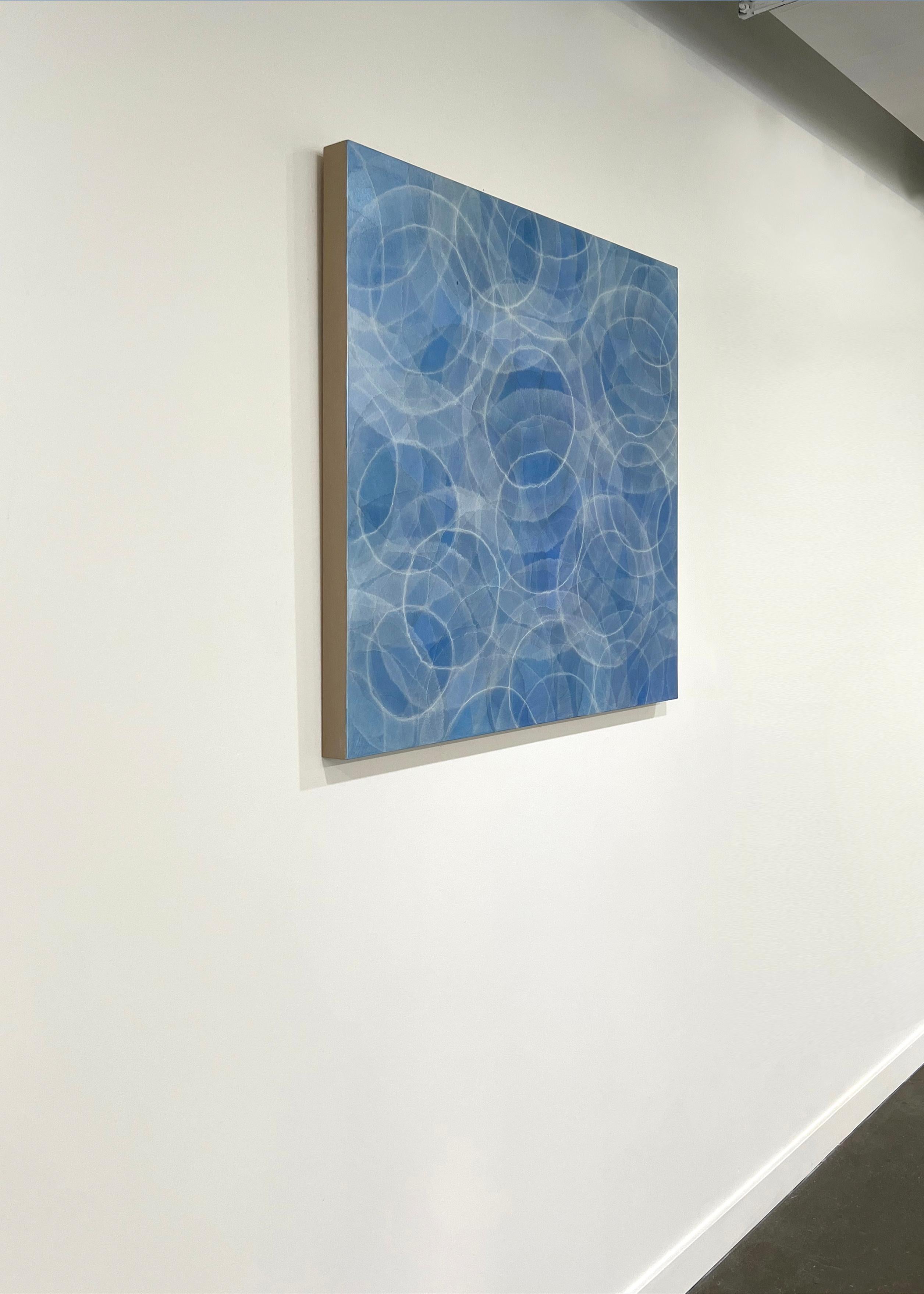 Cette peinture abstraite de Roger Mudre est réalisée avec de la peinture acrylique sur de la poudre de mica sur un panneau de bouleau bercé. Il s'agit d'une palette de bleu clair et d'argent, avec les contours légers de cercles qui semblent presque