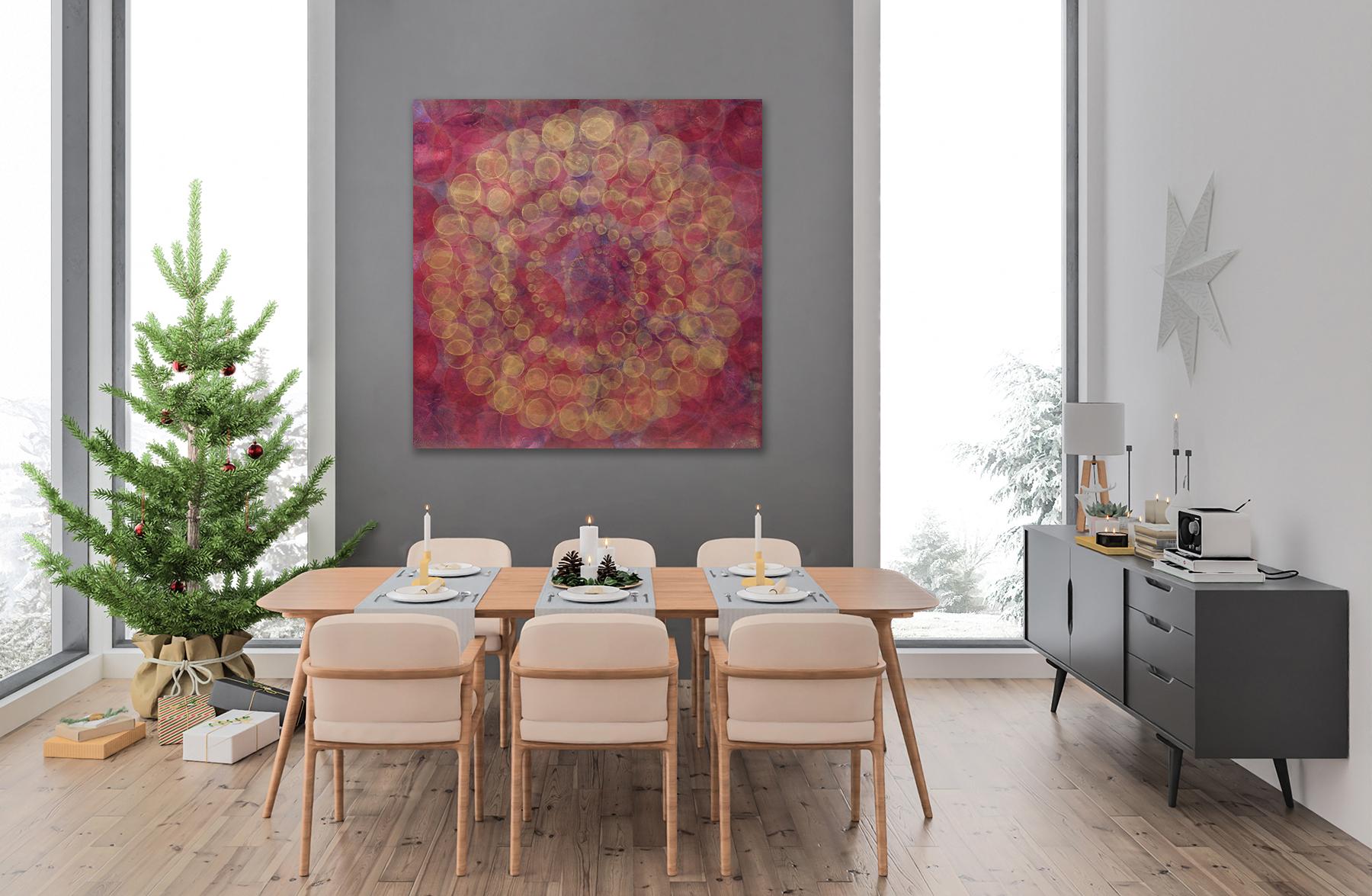 Dieses abstrakte Gemälde von Roger Mudre zeichnet sich durch eine warme rote und gelbe Farbpalette und leichte Schichten kreisförmiger Formen aus, die in einem größeren Kreis in der Mitte der Komposition angeordnet sind. Das Gemälde misst 60