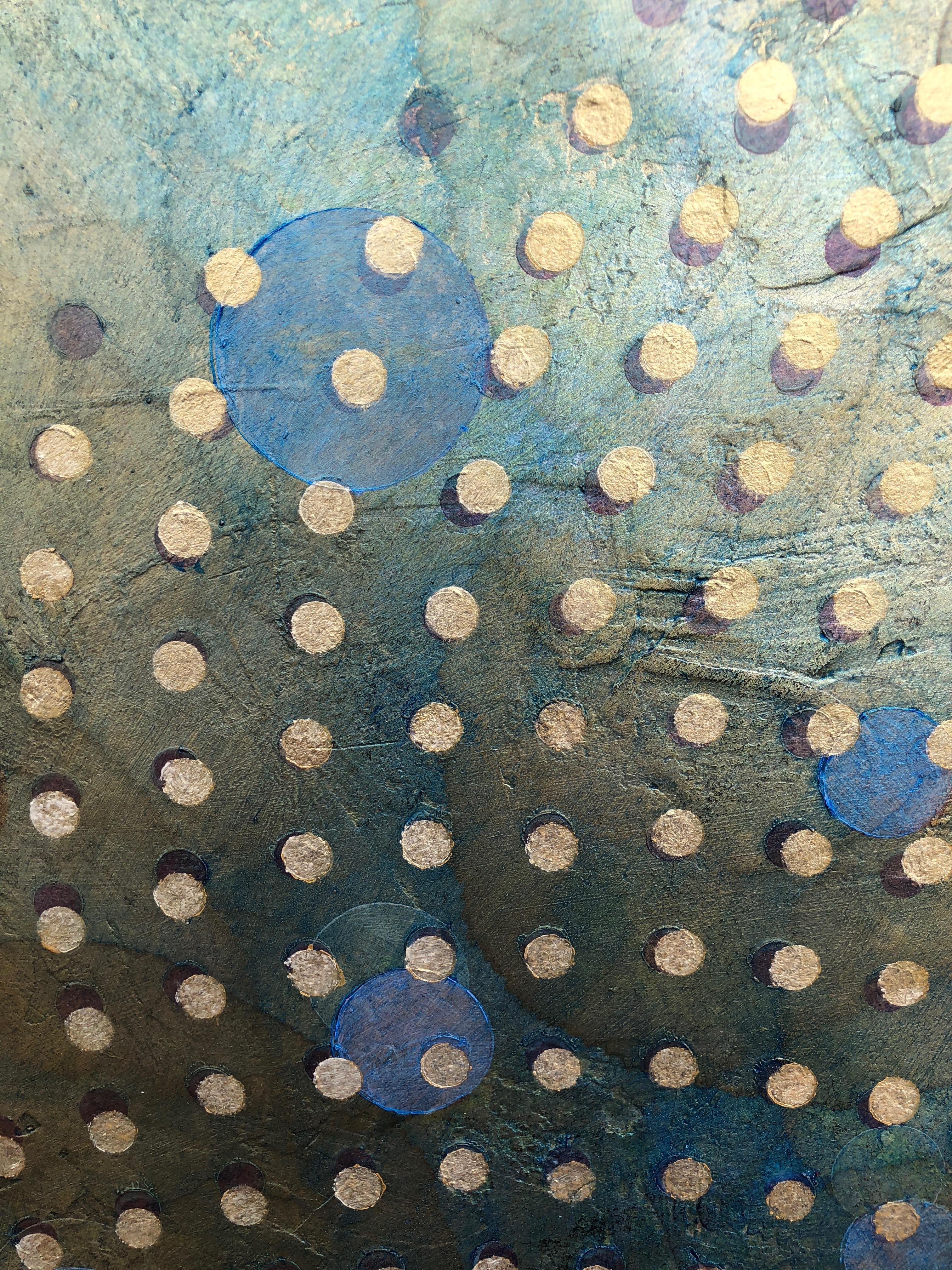 Questo quadro astratto contemporaneo di Roger Mudre presenta una tavolozza dai toni freddi con sottili accenti dorati e una qualità iridescente. Cerchi concentrici di varie dimensioni si sovrappongono l'uno all'altro per creare un cerchio più grande