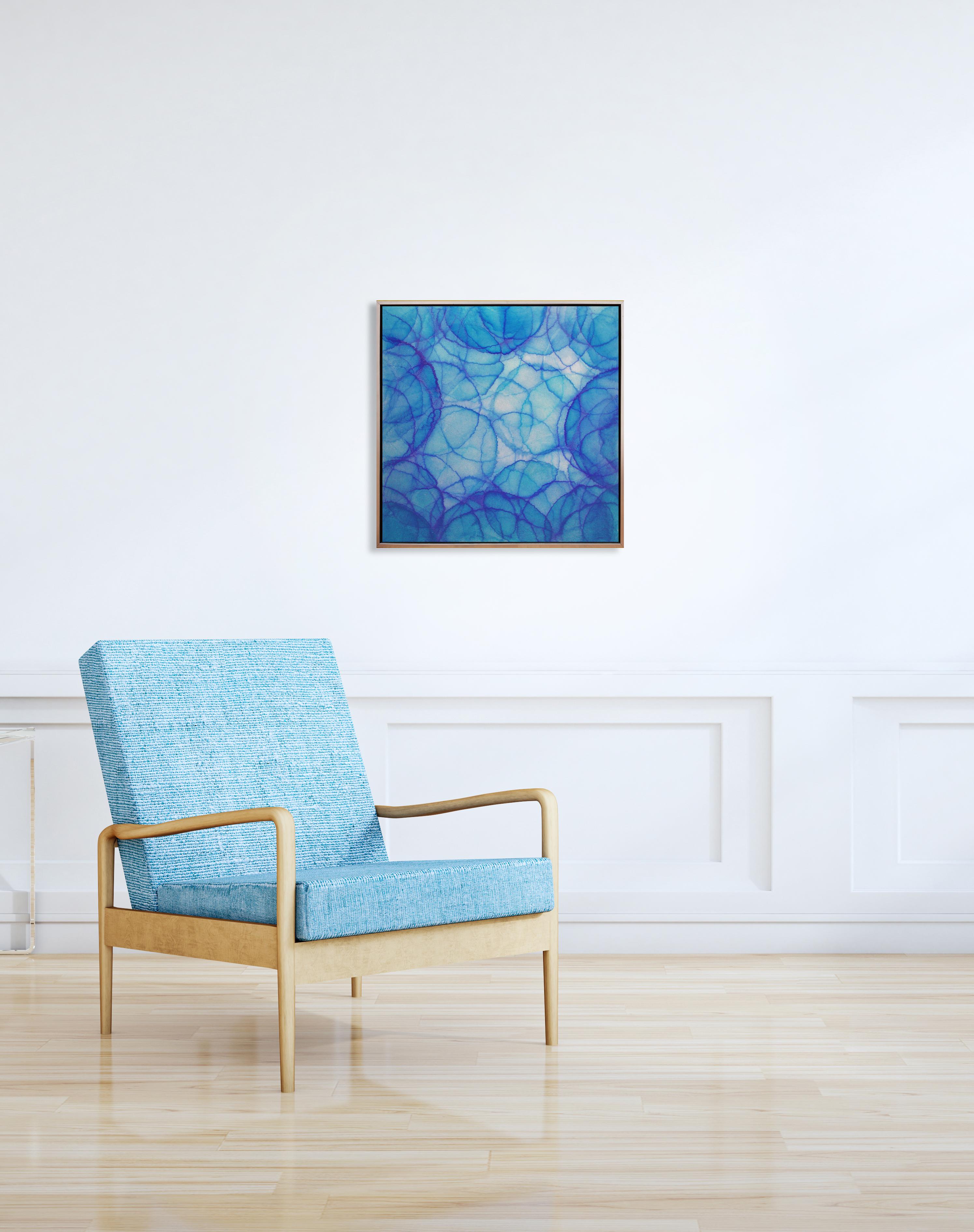 Cette peinture abstraite de Roger Mudre présente une palette de bleus et de turquoises froids et des formes circulaires légères superposées dans toute la composition. Réalisé avec de la peinture acrylique sur une feuille de métal sur un panneau