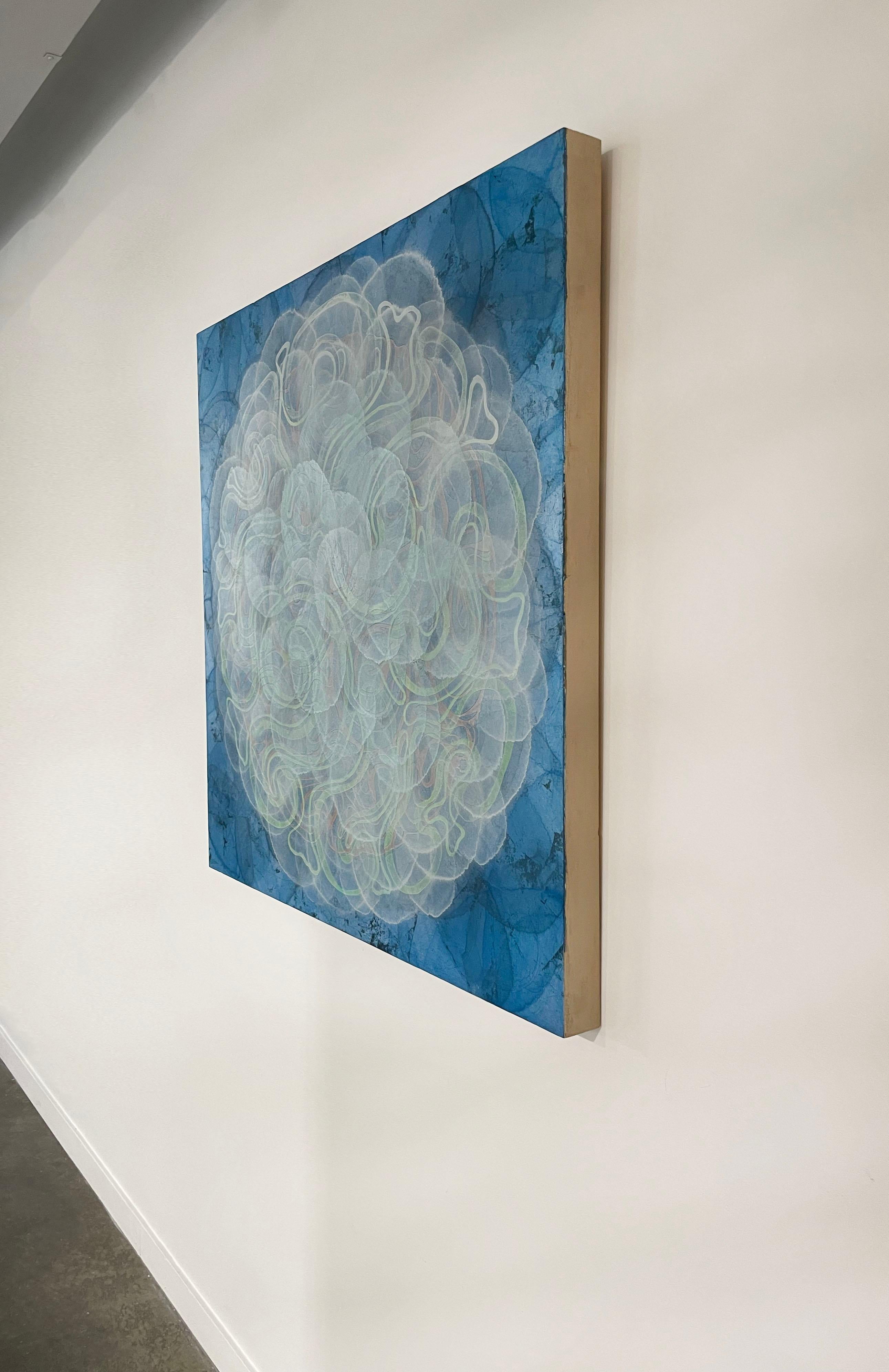 Questo dipinto astratto di Roger Mudre è realizzato con pittura acrilica su polvere di mica e foglia di metallo su pannello di betulla cullato. Presenta un grande cerchio al centro della composizione, composto da linee vorticose verdi, arancioni e