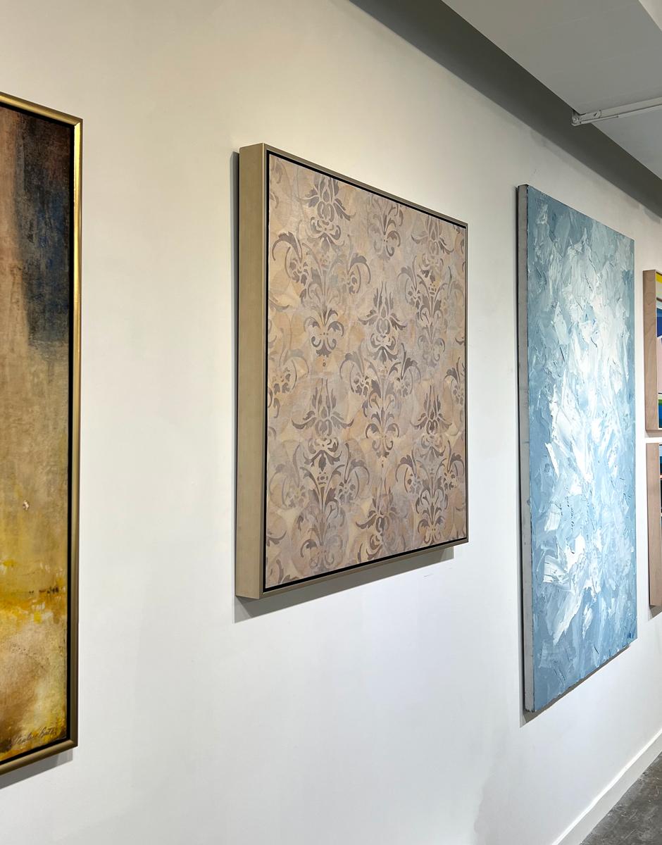 Questo quadro astratto di Roger Mudre è realizzato con pittura acrilica su foglia di metallo su pannello di betulla. Fa parte della serie Venezia di Mudre, ispirata al suo recente viaggio nella città del Nord Italia. In esso, Mudre intreccia la sua