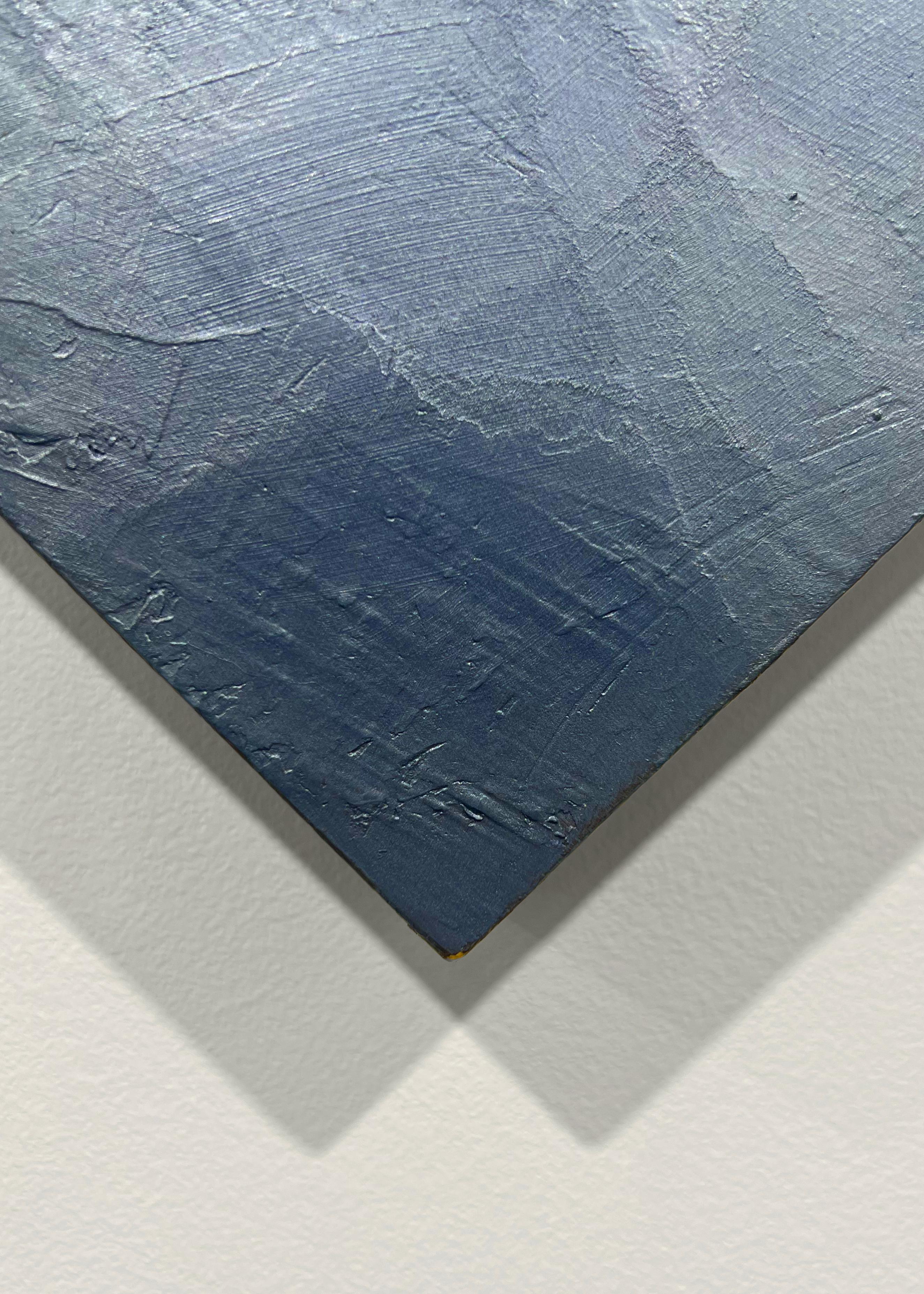 Questo dipinto astratto di Roger Mudre è realizzato con pittura acrilica su polvere di marmo e polvere di mica su pannello di betulla cullato. Presenta una tavolozza vivace con piccoli cerchi concentrici che compongono un cerchio giallo più grande