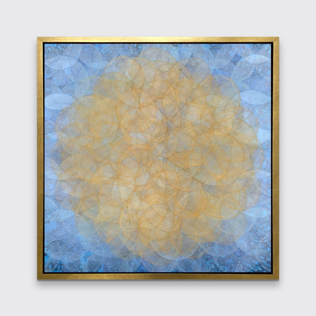 Cette impression abstraite géométrique en édition limitée de Roger Mudre présente des cercles concentriques légèrement translucides qui se chevauchent dans toute la composition, créant un effet lumineux d'un cercle jaune-or au centre, entouré d'un