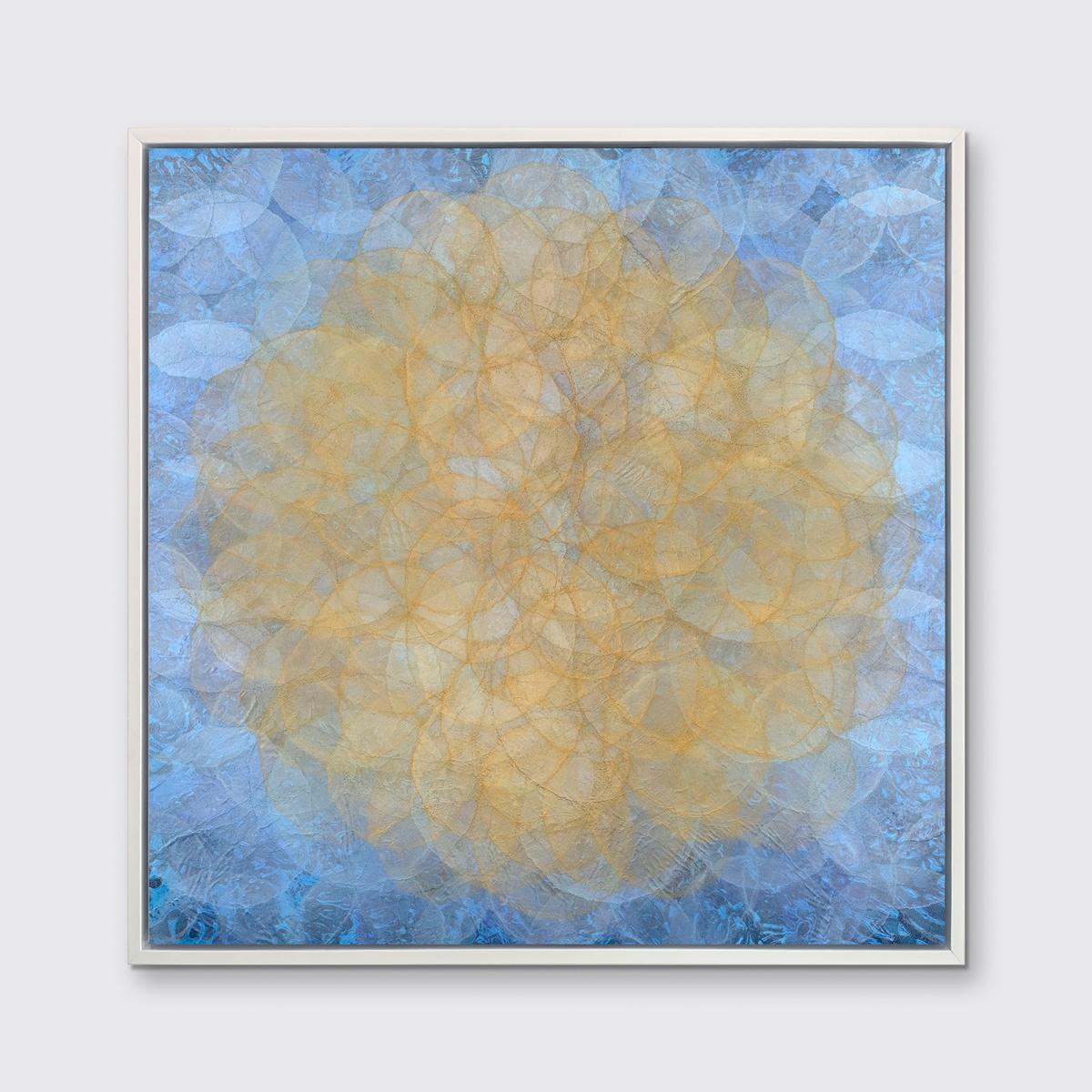 Dieser abstrakte, geometrische Druck in limitierter Auflage von Roger Mudre zeigt leicht durchscheinende, konzentrische Kreise, die sich in der gesamten Komposition überlappen und einen leuchtenden Effekt eines gelb-goldenen Kreises in der Mitte