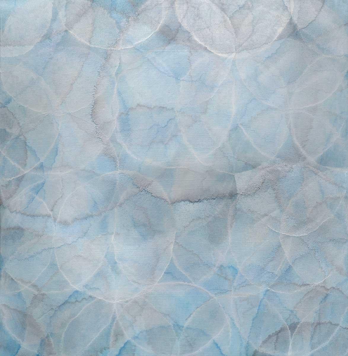 Dieser abstrakte Druck in limitierter Auflage von Roger Mudre zeigt eine kühle Farbpalette aus Blau, Grau und Silber. Die Künstlerin schichtet helle Umrisse von Kreisen übereinander, die eine fast glühende Ästhetik haben, die bis an alle Ränder der