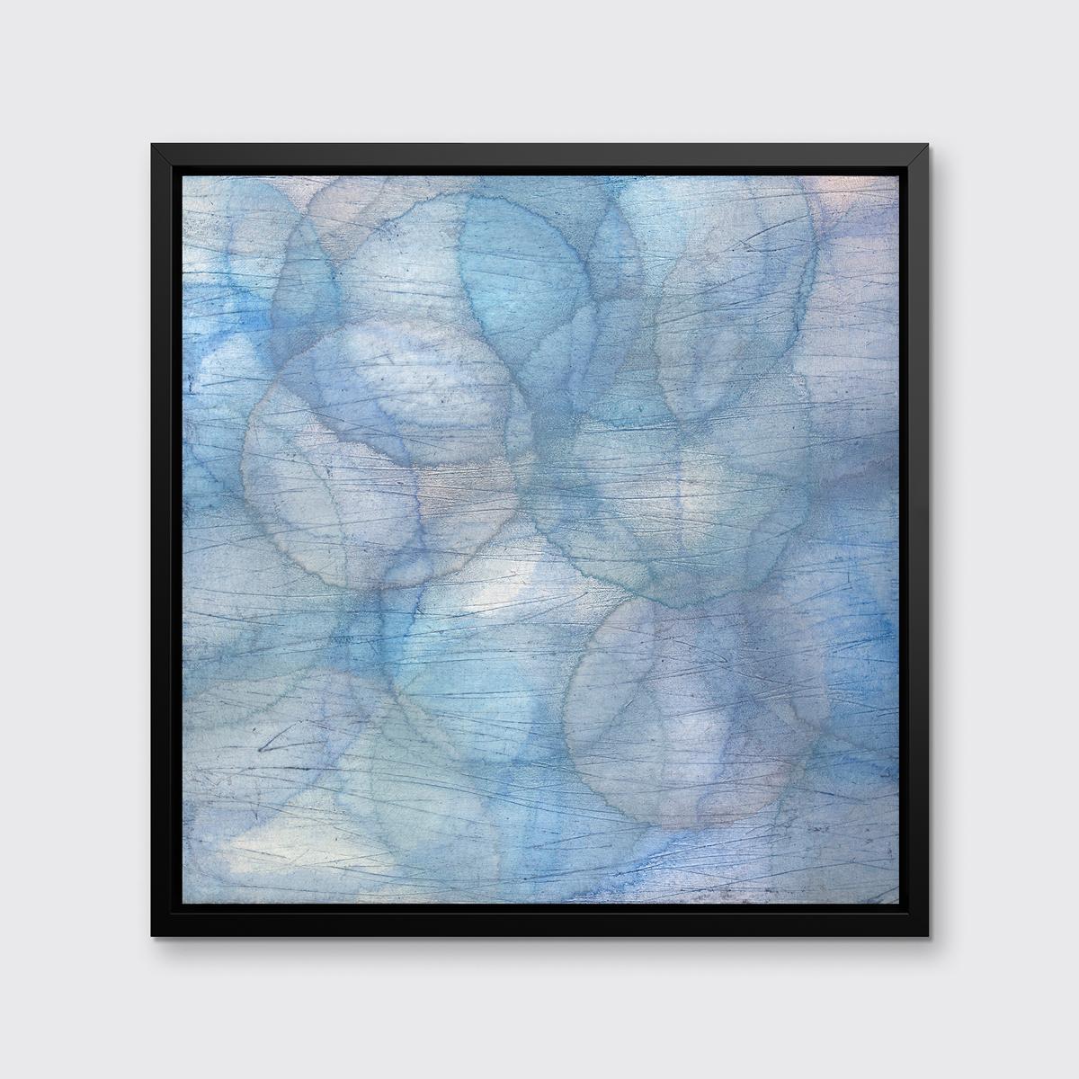 Dieses abstrakte zeitgenössische Gemälde von Roger Mudre zeichnet sich durch eine kühle Farbpalette mit schillernder Qualität aus. Kreise mit hellen Umrissen überlagern sich in verschiedenen Blau-, Grün- und Weißtönen und bilden eine größere blaue