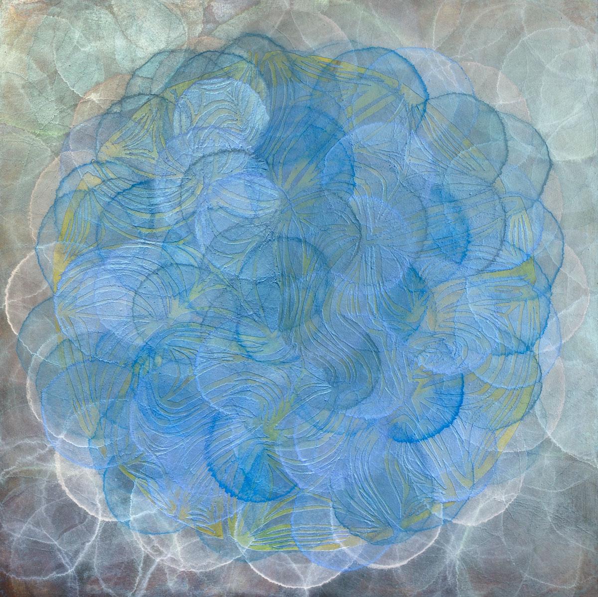 Esta impresión abstracta contemporánea en edición limitada de Roger Mudre presenta una paleta de tonos fríos. Círculos con contornos claros se superponen unos a otros en distintos tonos de azul, verde y blanco para crear una forma circular azul más