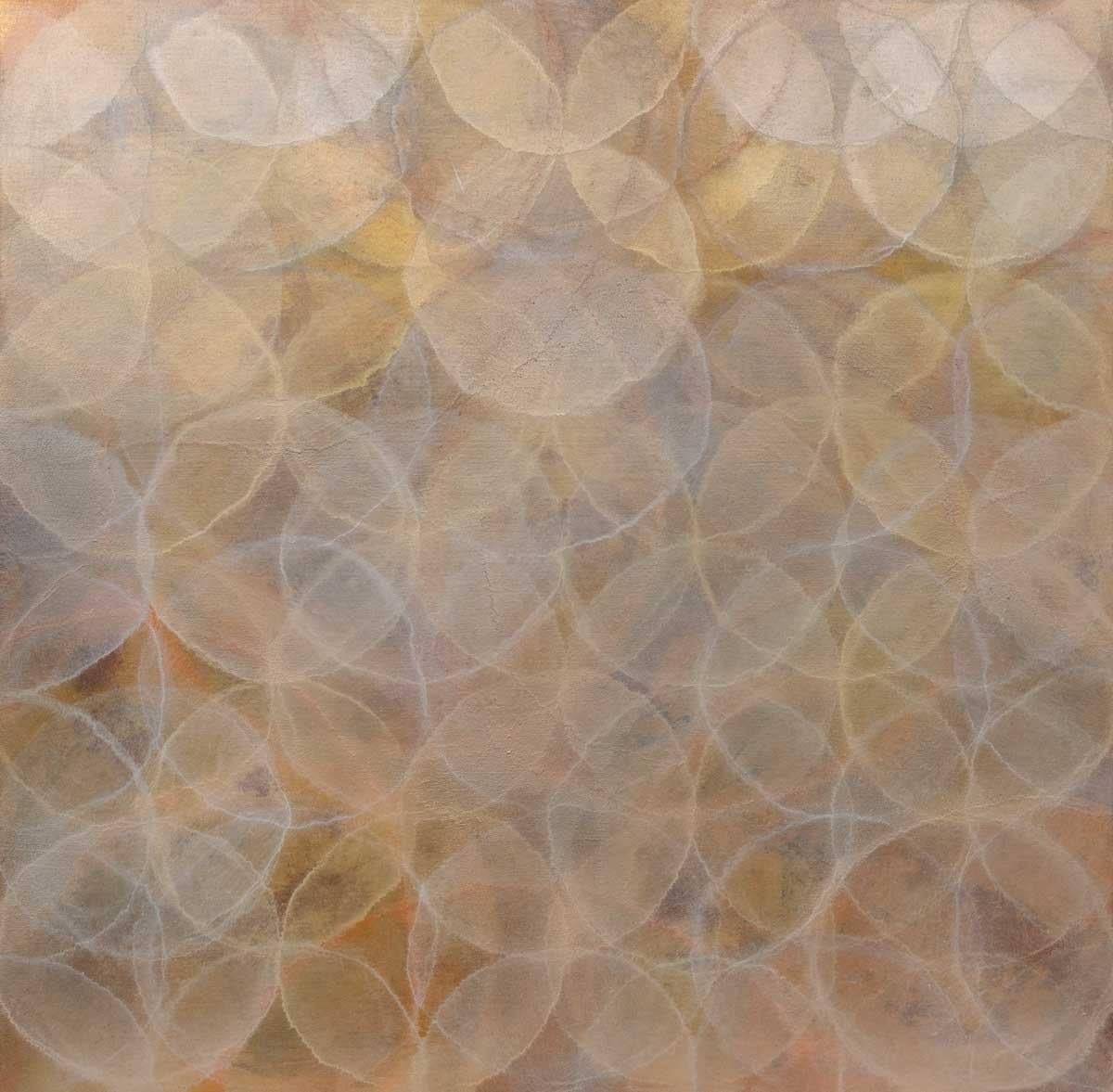 Questo quadro astratto contemporaneo di Roger Mudre presenta una tavolozza dai toni freddi con una qualità iridescente. Cerchi dai contorni chiari si sovrappongono l'uno all'altro in varie tonalità di blu, verde e bianco per creare una forma