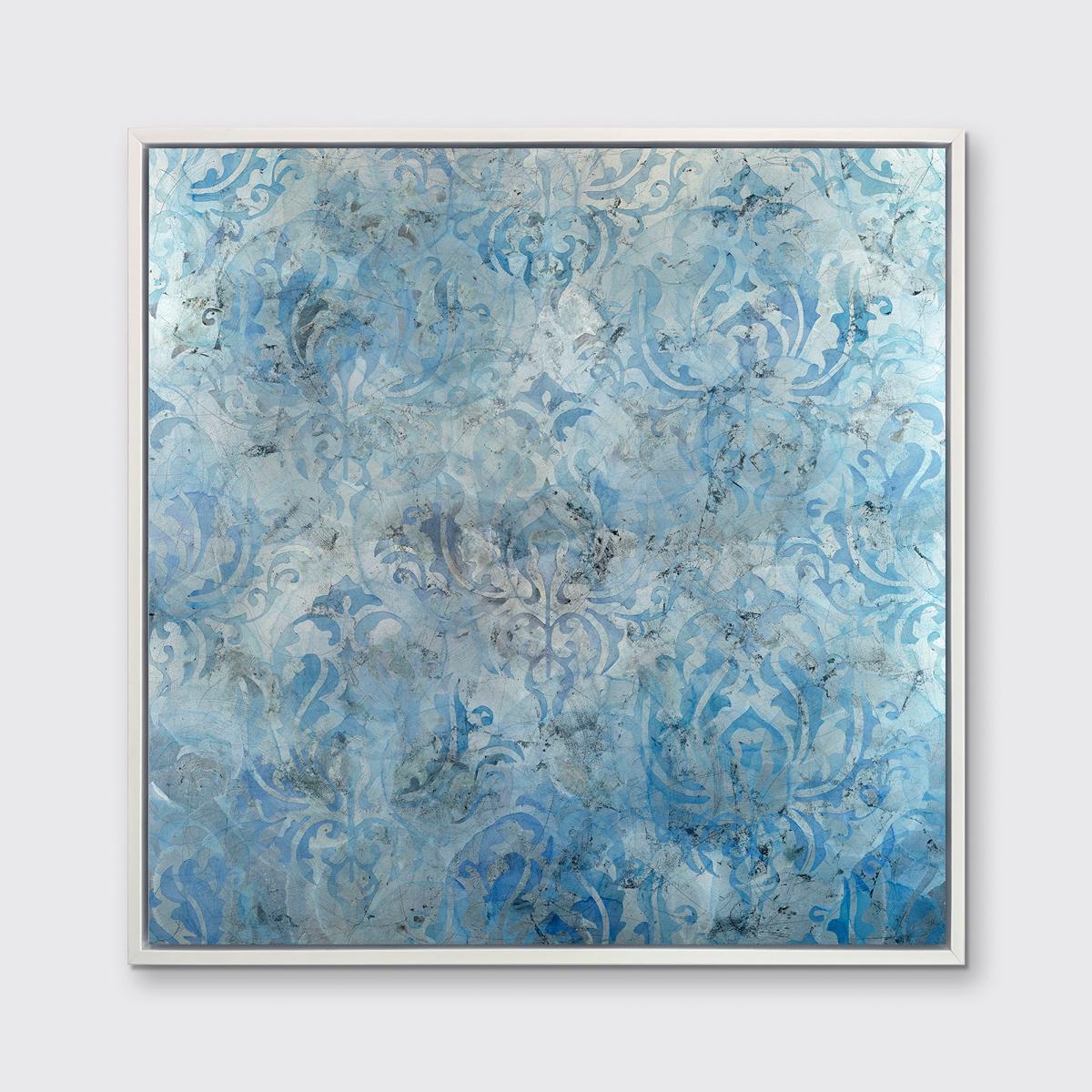 Cette impression en édition limitée de Roger Mudre présente une palette de bleus et d'argent frais et fait partie de la série Venezia de Mudre, inspirée de son récent voyage dans la ville du nord de l'Italie. Mudre y tisse sa signature,