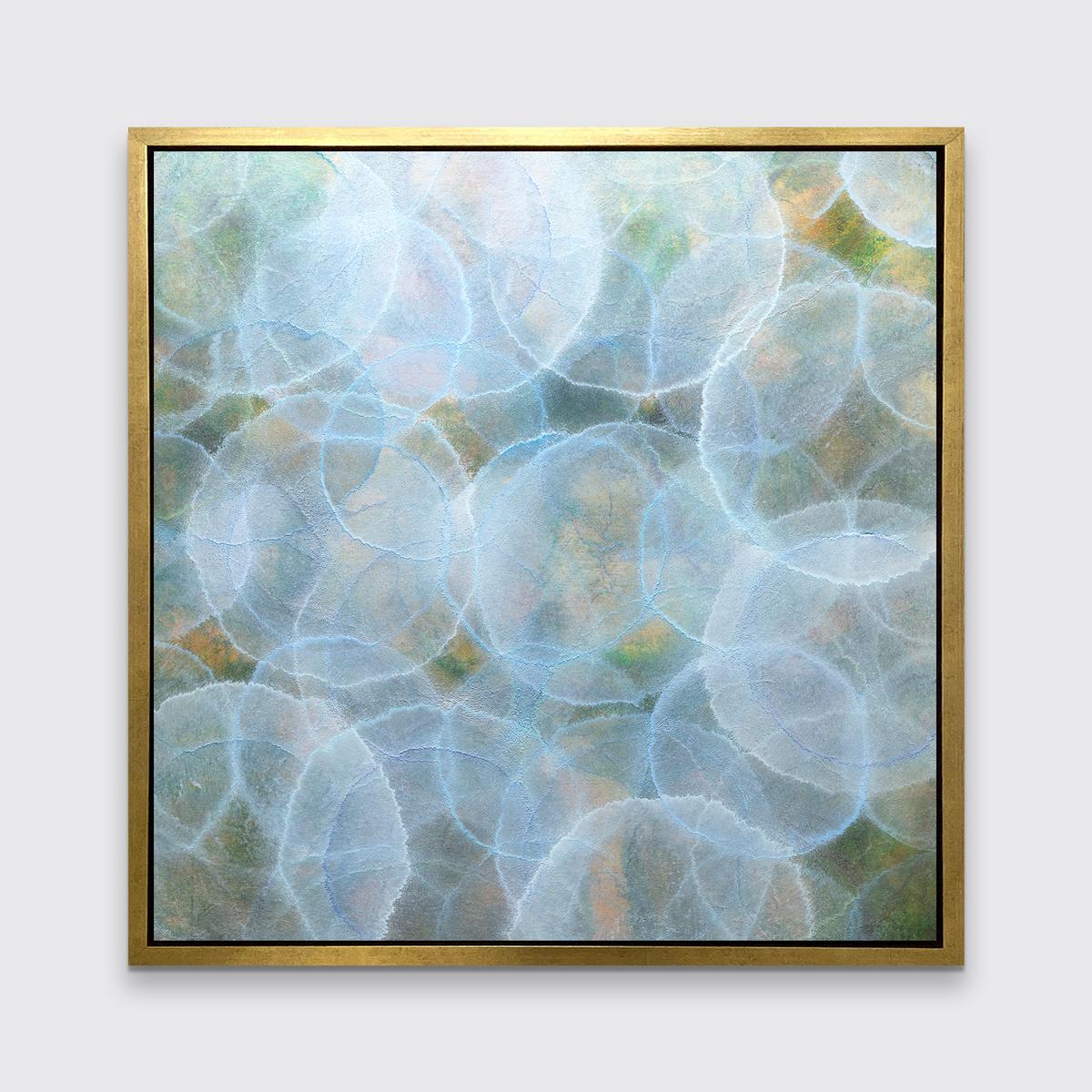 Cette impression abstraite en édition limitée de Roger Mudre présente des cercles légers et translucides superposés tout au long de la composition. Les couches inférieures sont d'un vert et d'un jaune profonds, avec des cercles plus clairs au-dessus