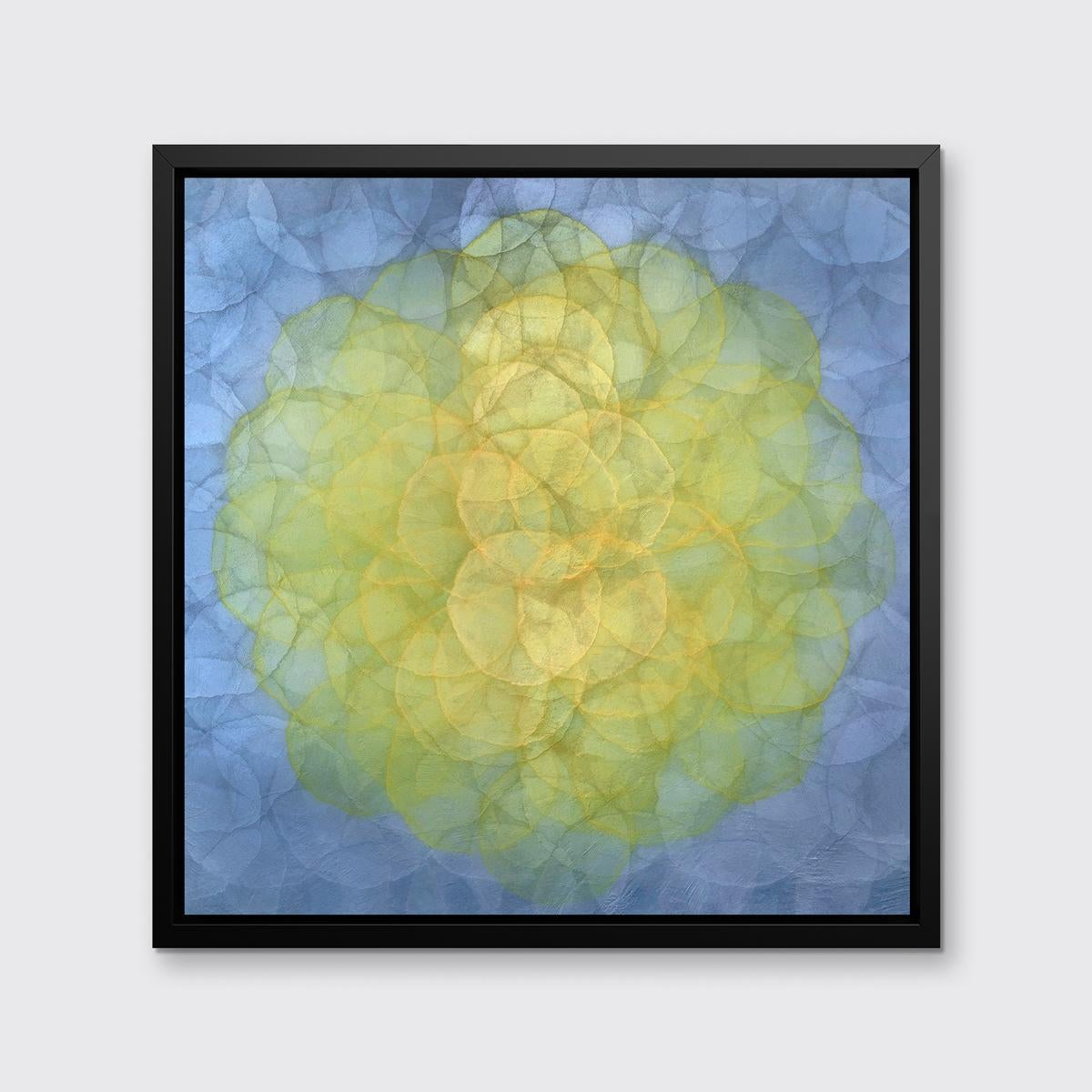 Cette impression abstraite en édition limitée de Roger Mudre présente une palette vibrante avec de petits cercles concentriques composant un plus grand cercle jaune au centre de la composition, et un périmètre froid gris argenté lavande. Cette