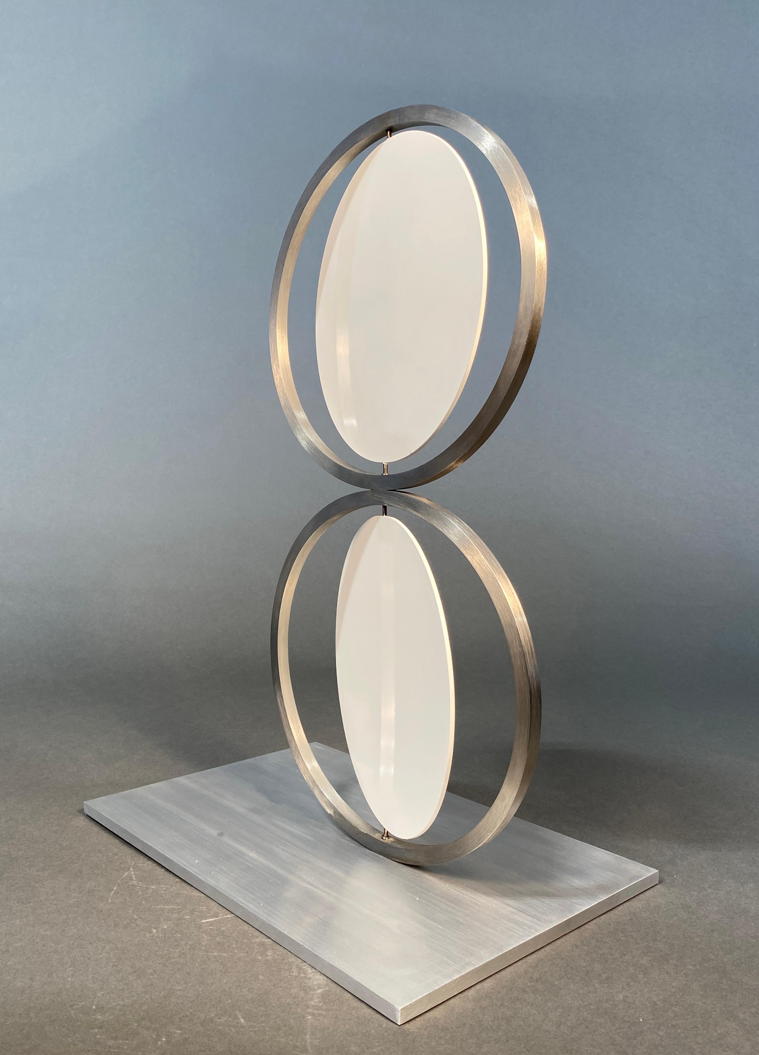 Escultura cinética Figura 8 blanca - Abstract Sculpture Gris de Roger Phillips