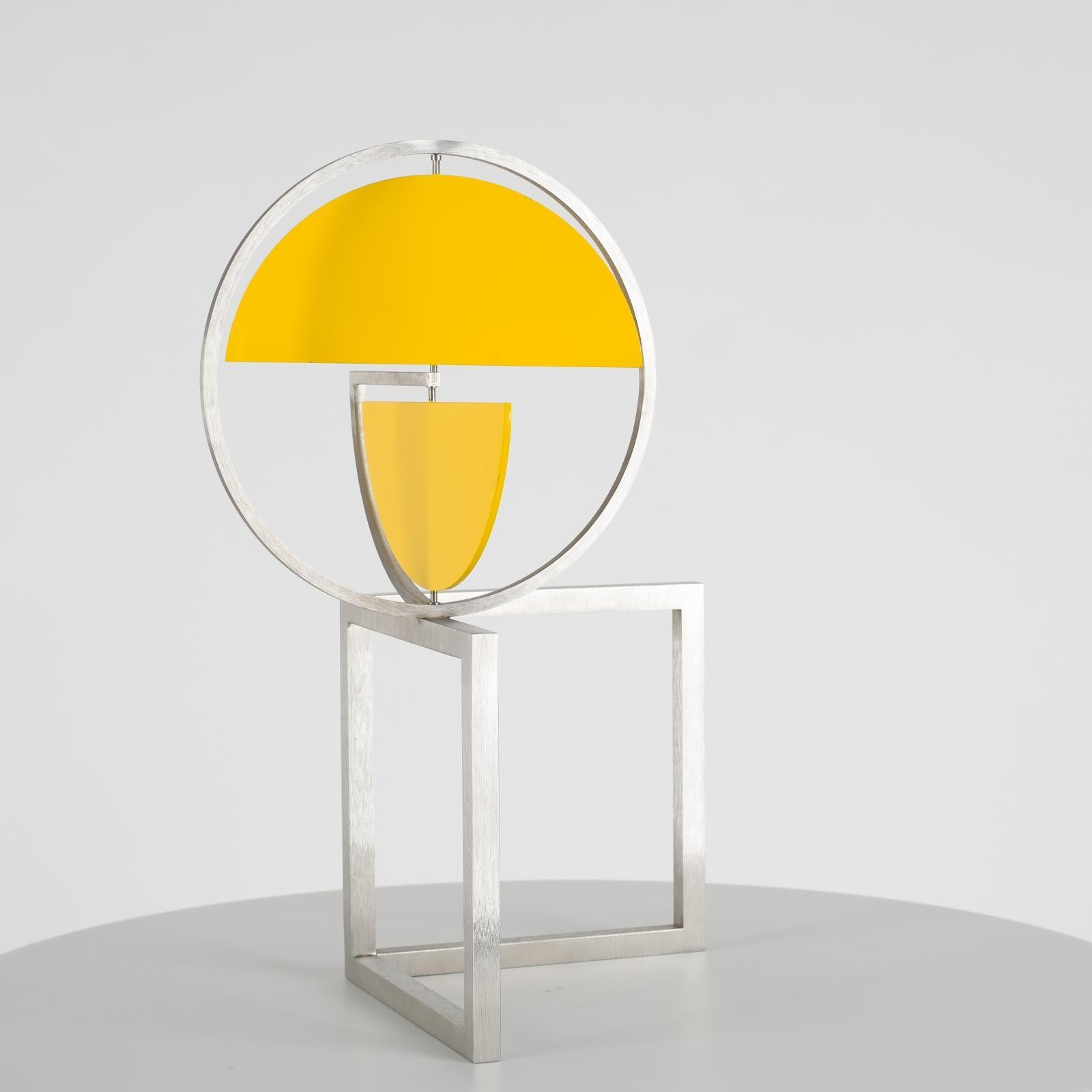 Gelbe Scheibenscheiben auf zwei Quadraten, kinetische Skulptur – Sculpture von Roger Phillips