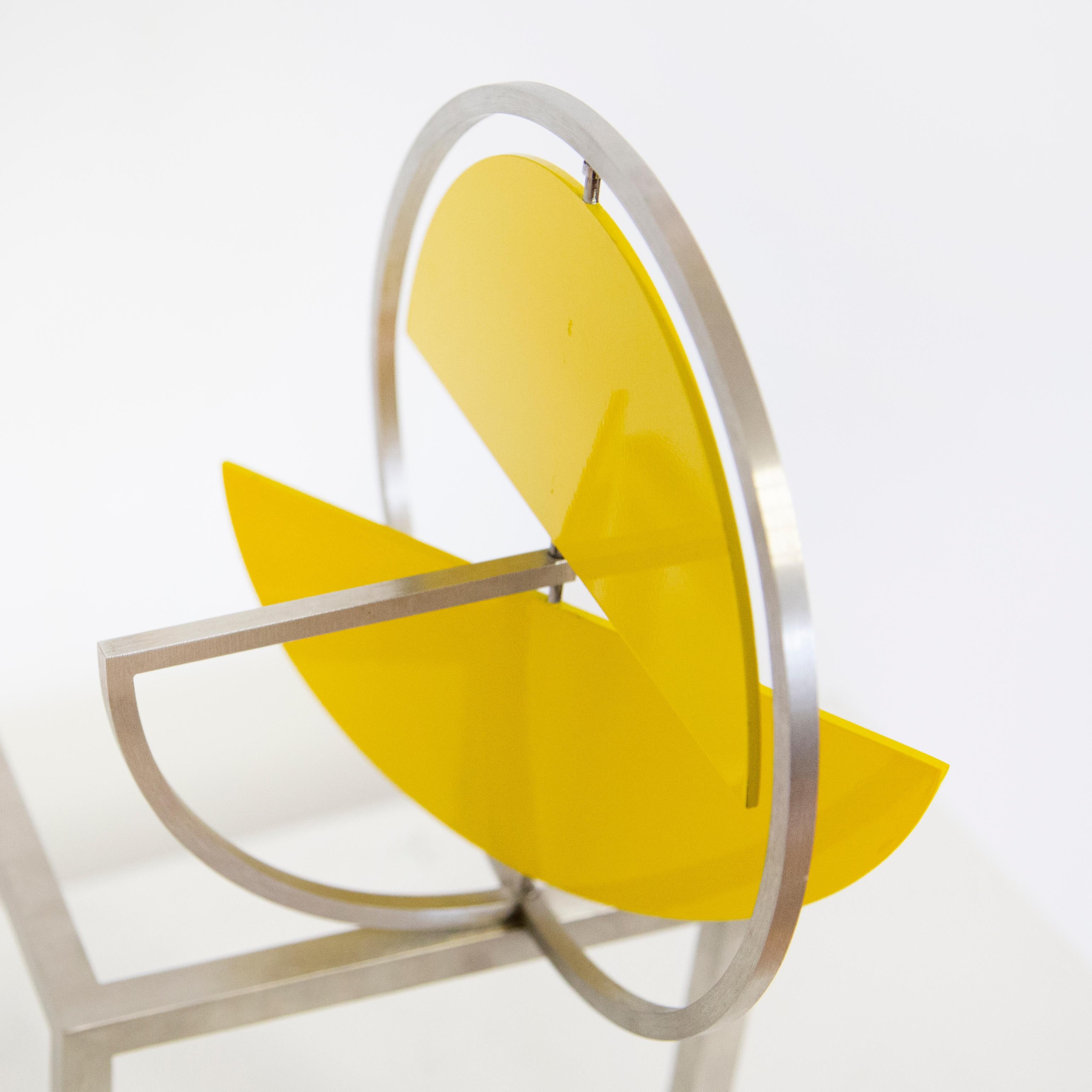 Disc jaune sur deux carrés, sculpture cinétique - Cinétique Sculpture par Roger Phillips