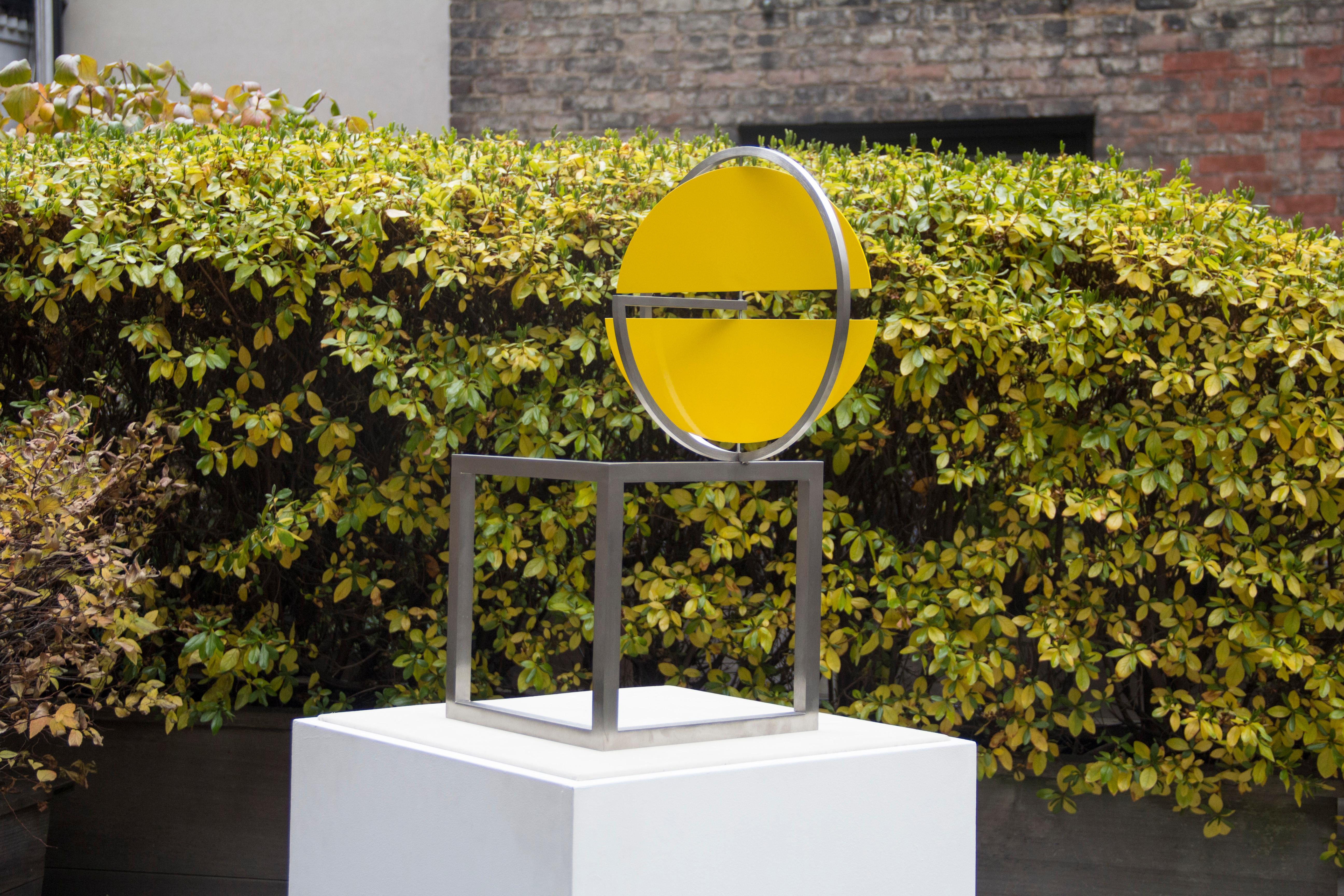 Disc jaune sur deux carrés, sculpture cinétique en vente 2