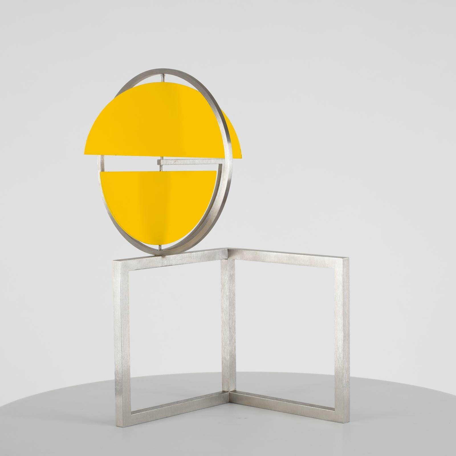 Roger Phillips Abstract Sculpture – Gelbe Scheibenscheiben auf zwei Quadraten, kinetische Skulptur