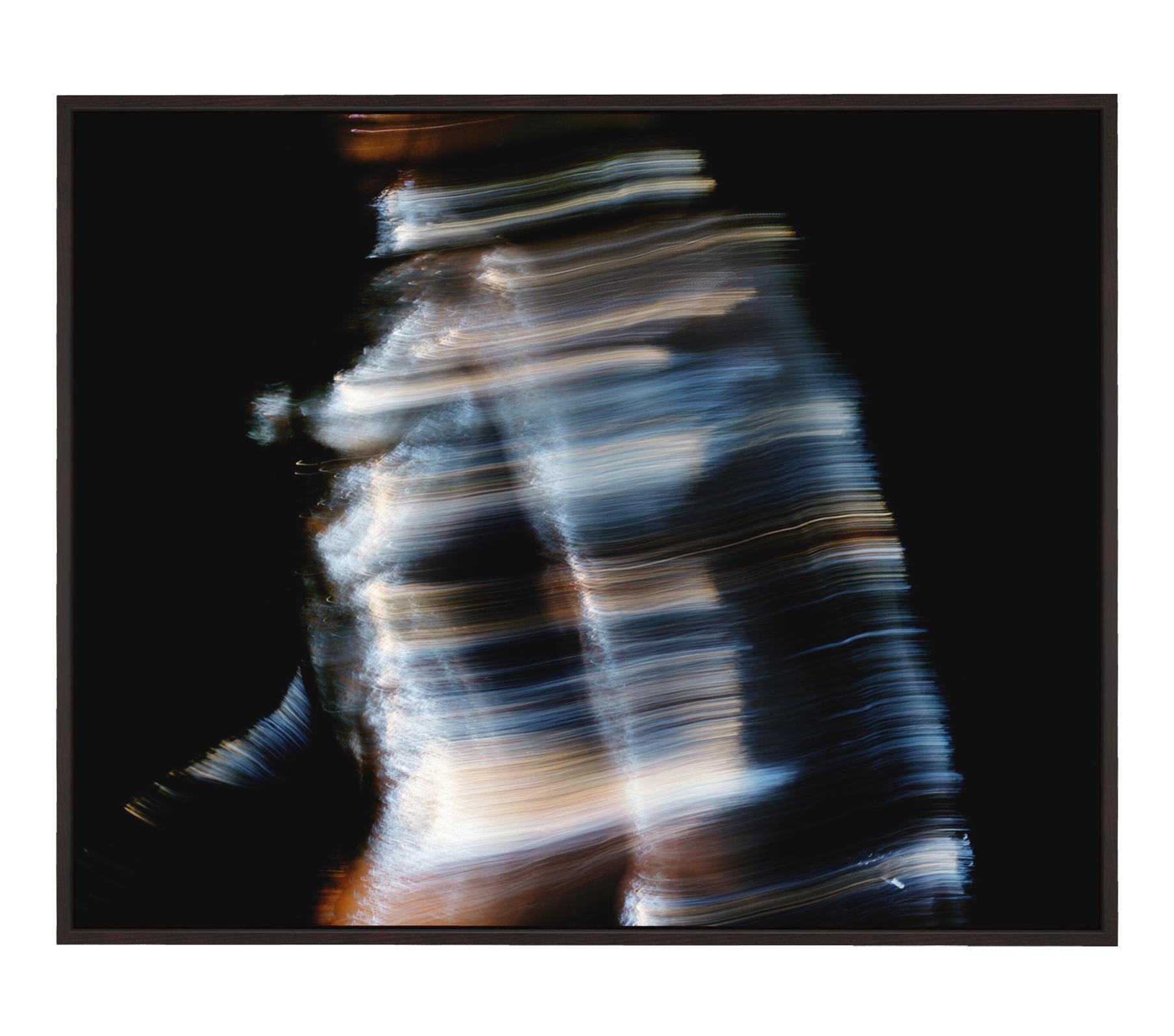 Laufendes Mädchen im Weltraum – Abstrakt-expressionistische Kunstfotografie (Abstrakter Expressionismus), Photograph, von Roger Reist