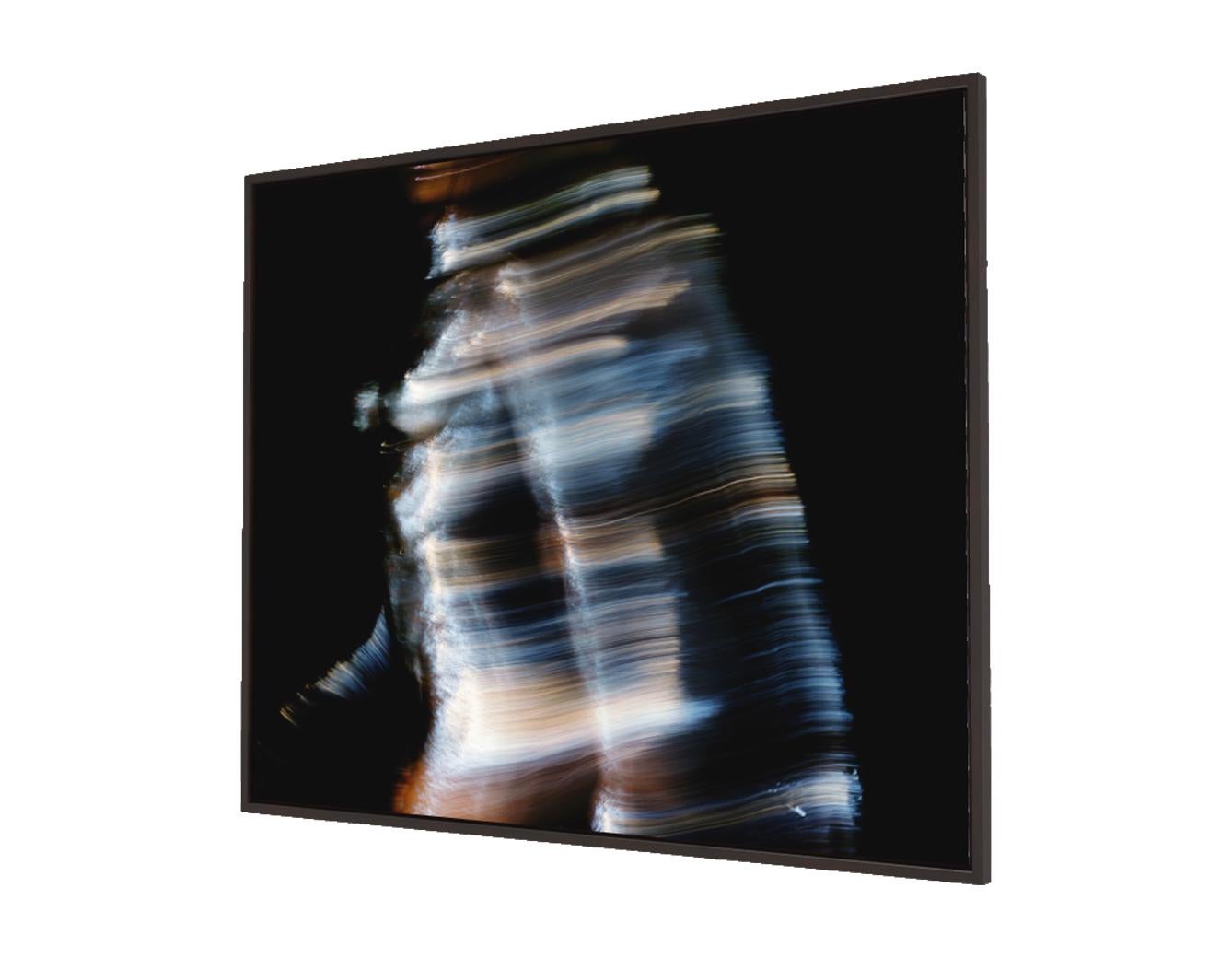 Laufendes Mädchen im Weltraum – Abstrakt-expressionistische Kunstfotografie (Schwarz), Black and White Photograph, von Roger Reist
