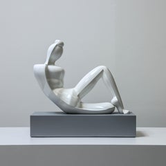 Escultura femenina reclinada contemporánea