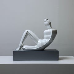 Escultura femenina reclinada contemporánea