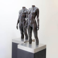 Paar zeitgenössische Akt-Skulpturen aus Bronze auf Sockeln aus schwarzem Granit