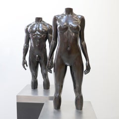Paar zeitgenössische Akt-Skulpturen aus Bronze auf Sockeln aus schwarzem Granit