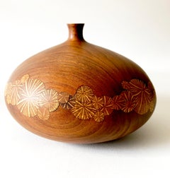 Roger Sloan Vaso in noce per erbacce con bordo sottile intarsiato