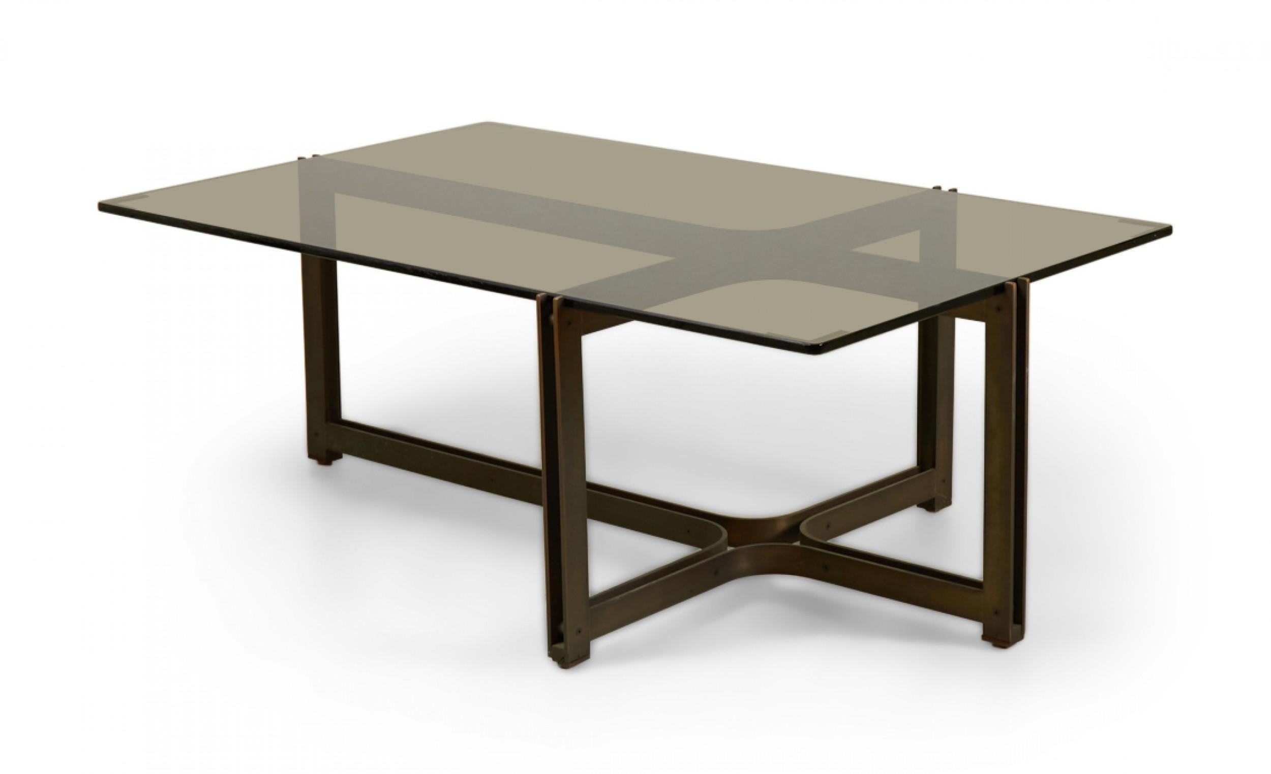 Métal Table basse/table à cocktail Roger Sprunger pour Dunbar en bronze et verre fumé en vente