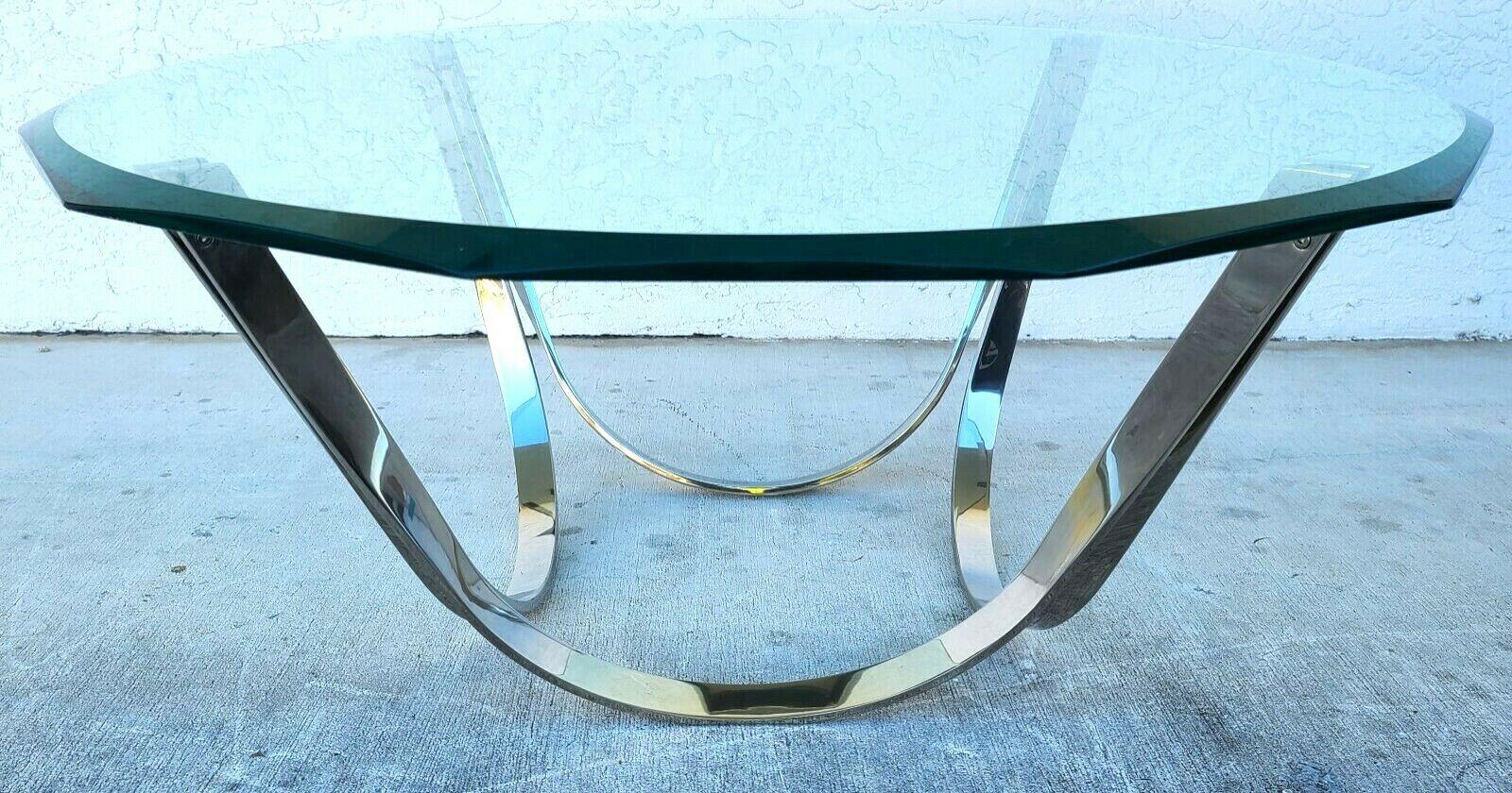 Offrant l'une de nos récentes acquisitions de meubles fins Palm Beach Estate de A
table basse des années 70 Roger Sprunger pour Dunbar en verre biseauté polygonal chromé

Mesures approximatives en pouces
18