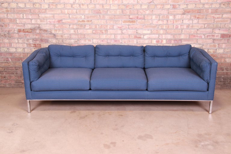 An outstanding Mid-Century Modern curved back sofa

By Roger Sprunger for Dunbar Furniture

USA, 1970s

Button-tufted upholstery, with chrome legs.

Measures: 90.25