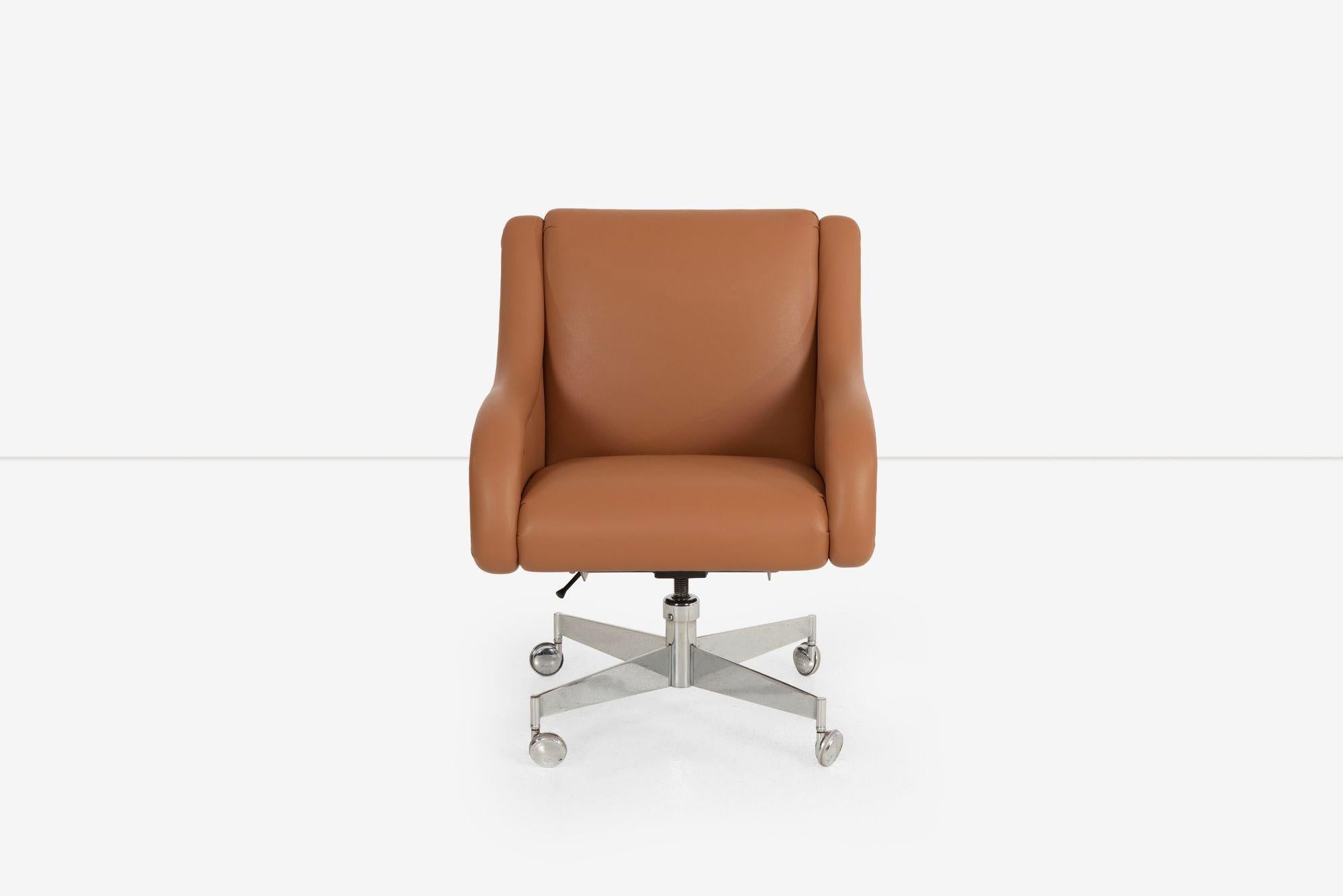 Roger Sprunger für Dunbar Desk Chair, neu gepolstert mit Spinneybeck-Leder.
Hochwertige Struktur und Mechanismen, Neigung schwenkbar und einstellbar, Label auf der Unterseite Metall 