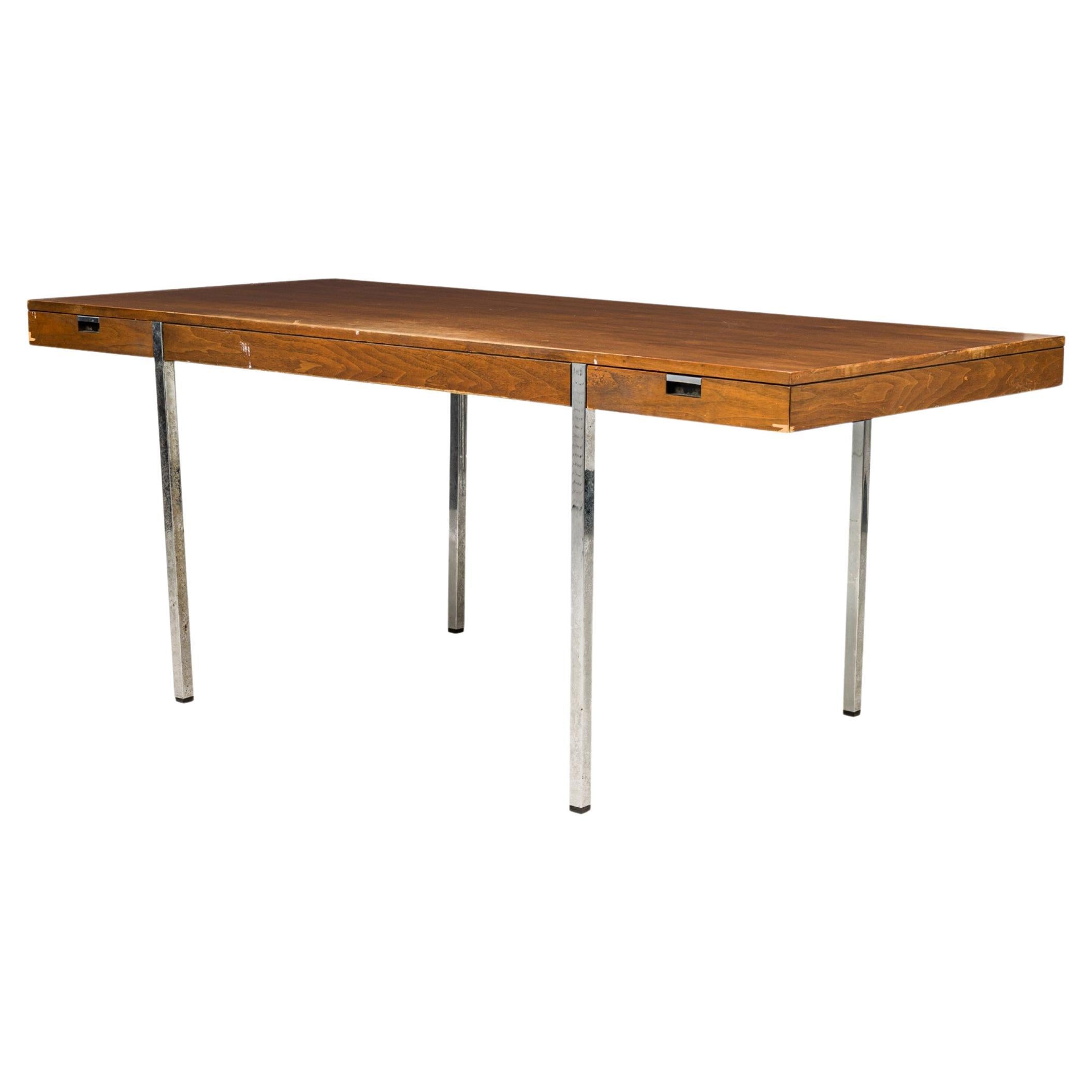 Roger Sprunger für Dunbar Furniture Co. Minimalistischer Schreibtisch aus Nussbaum und Chrom