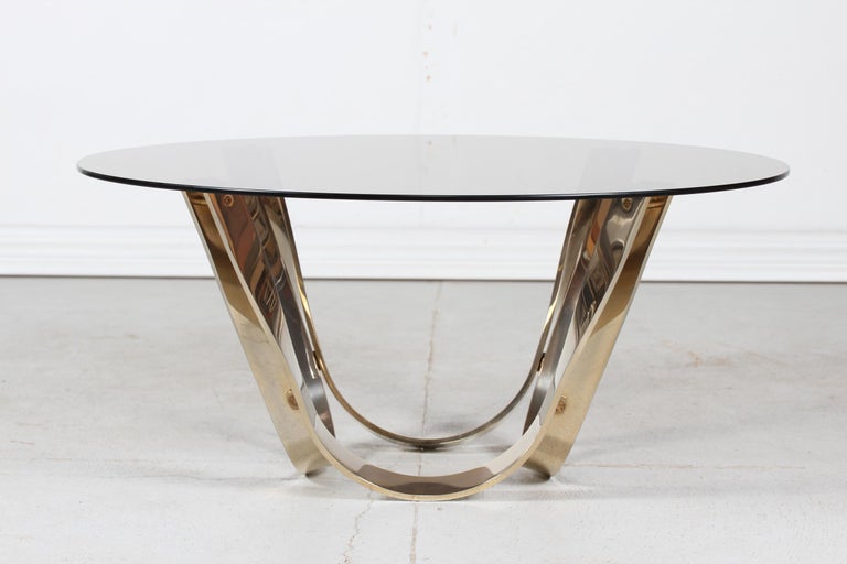 Round coffee table by American Roger Sprunger for Dunbar Furniture 1960´s
The table has a solid brass base and a round tabletop of smoked glass.

Very nice vintage condition, tabletop without chips or cracks.
   