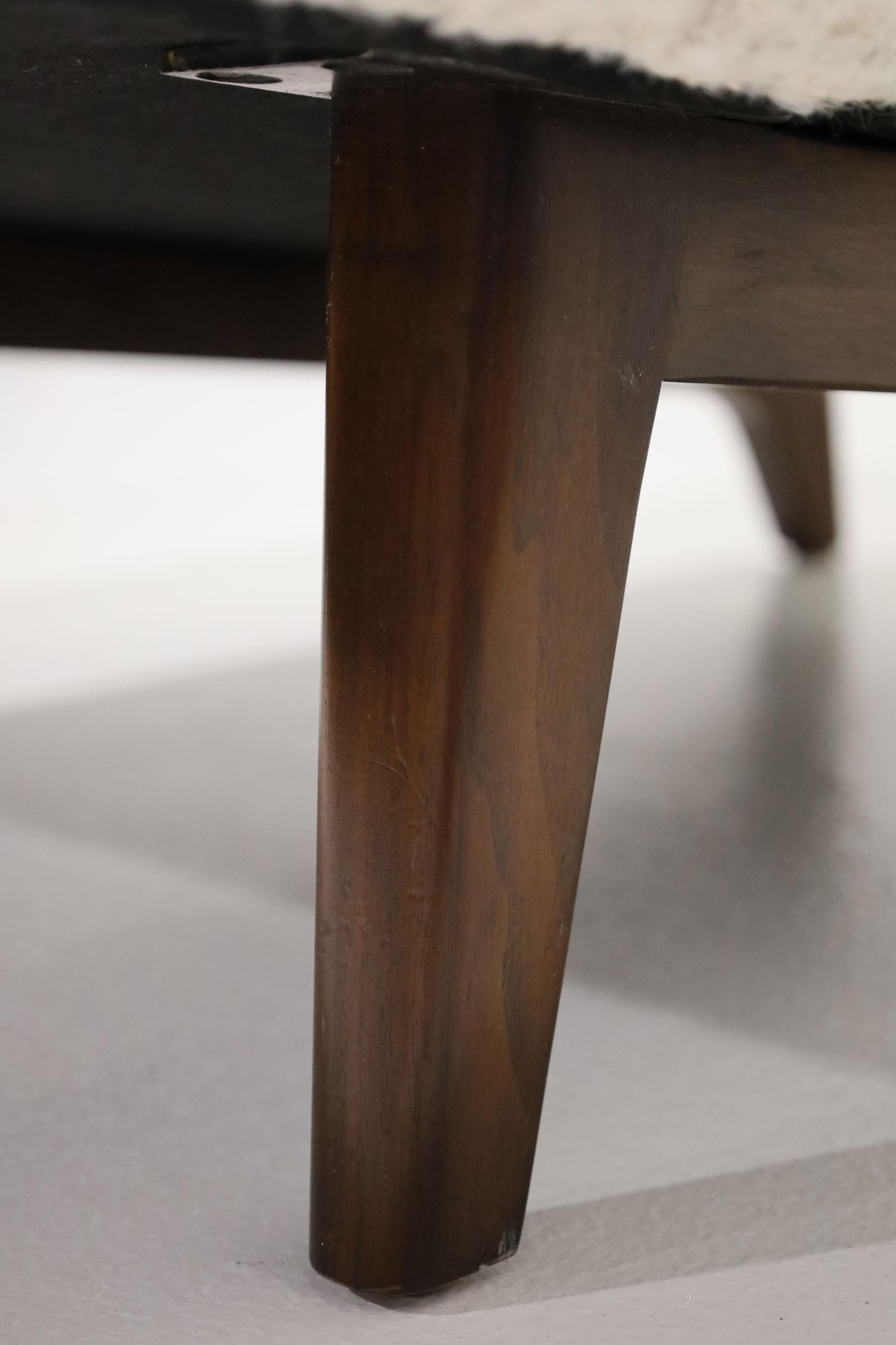 Une magnifique chaise nouvellement tapissée en HOLLY HUNT Great Plains Cardigan, un tissu bouclé qui offre beaucoup de texture et de douceur. L'ottoman mesure 15 
