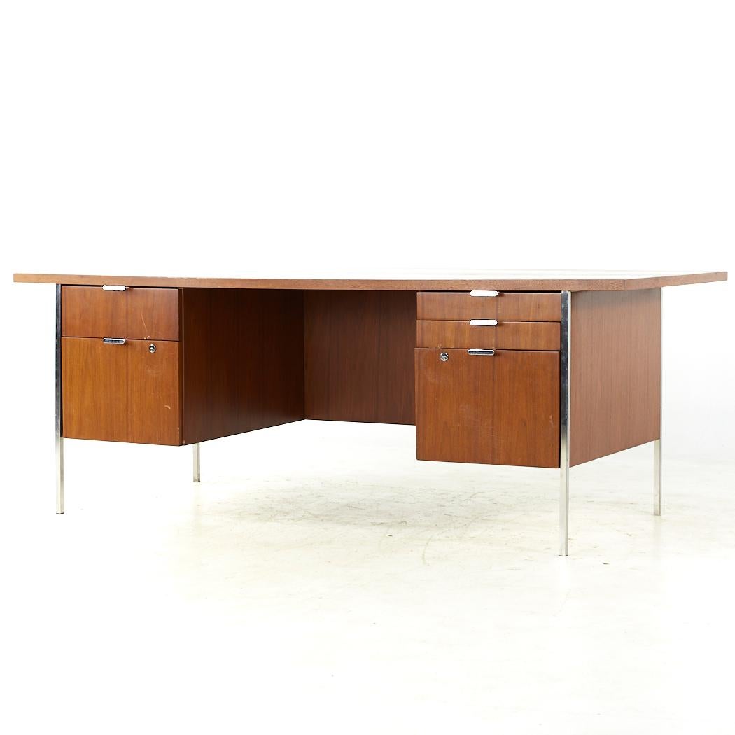 Mid-Century moderno Roger Sprunger per Dunbar - Scrivania direzionale in noce e cromo di metà secolo in vendita