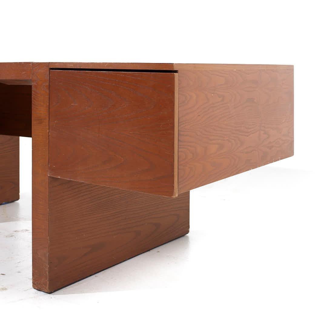 Roger Sprunger for Dunbar Mid Century Executive Oak Desk In Good Condition For Sale In Countryside, IL
