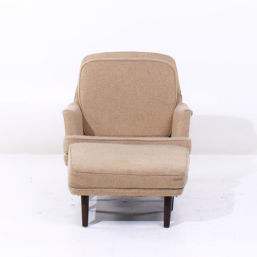 Roger Sprunger para Dunbar Silla de salón y otomana de mediados de siglo

La silla mide 30,5 de ancho x 33 de fondo x 33 de alto, con una altura del asiento de 15 pulgadas y una altura de los brazos/holgura de la silla de 20,5 pulgadas
La otomana