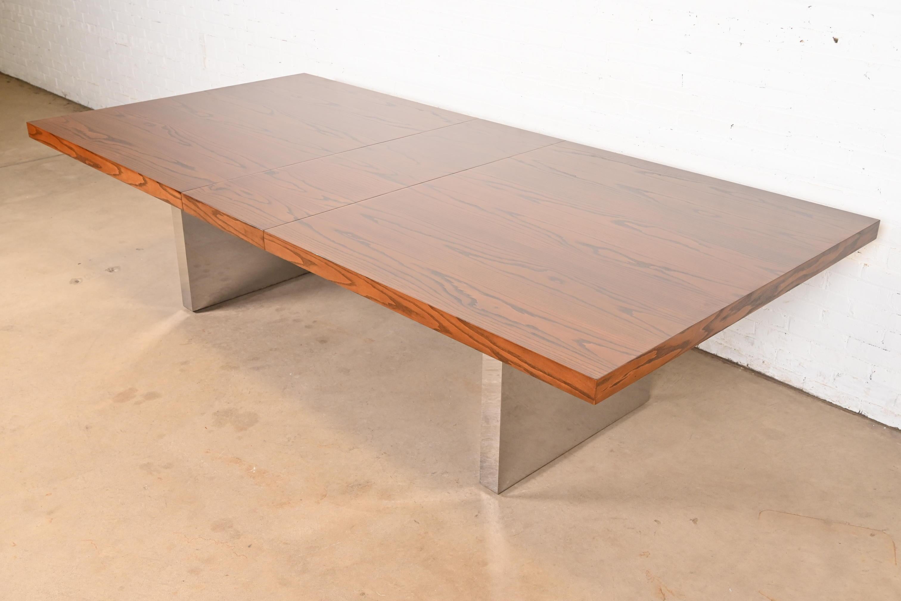 Ein prächtiger Mid-Century Modern Esstisch 

Von Roger Sprunger für Dunbar Furniture

USA, 1970er Jahre

Atemberaubende figurale Eichenplatte in Buchform, mit verchromten Sockeln.

Maße: 94 