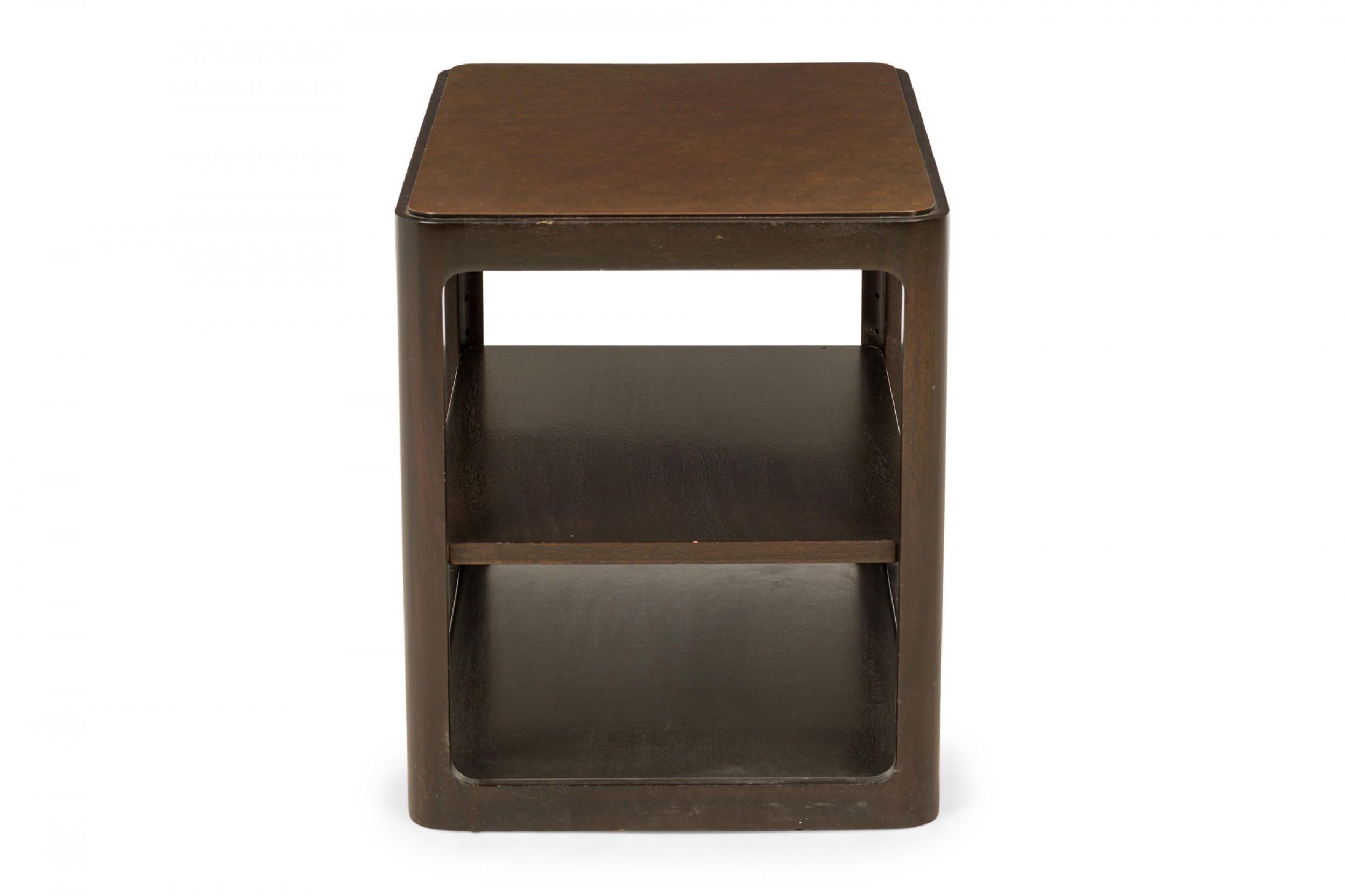 Mid-Century Modern Roger Sprunger pour Dunbar Table d'appoint en bois foncé 'Radius' Form A en vente