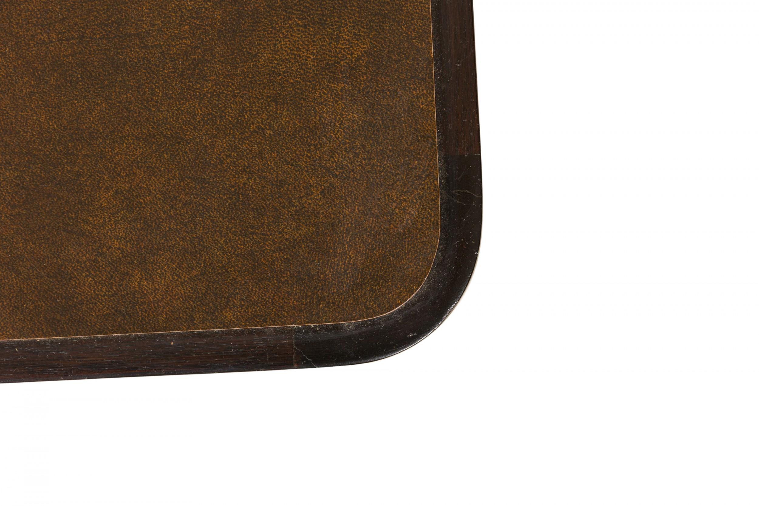 20ième siècle Roger Sprunger pour Dunbar Table d'appoint en bois foncé 'Radius' Form A en vente
