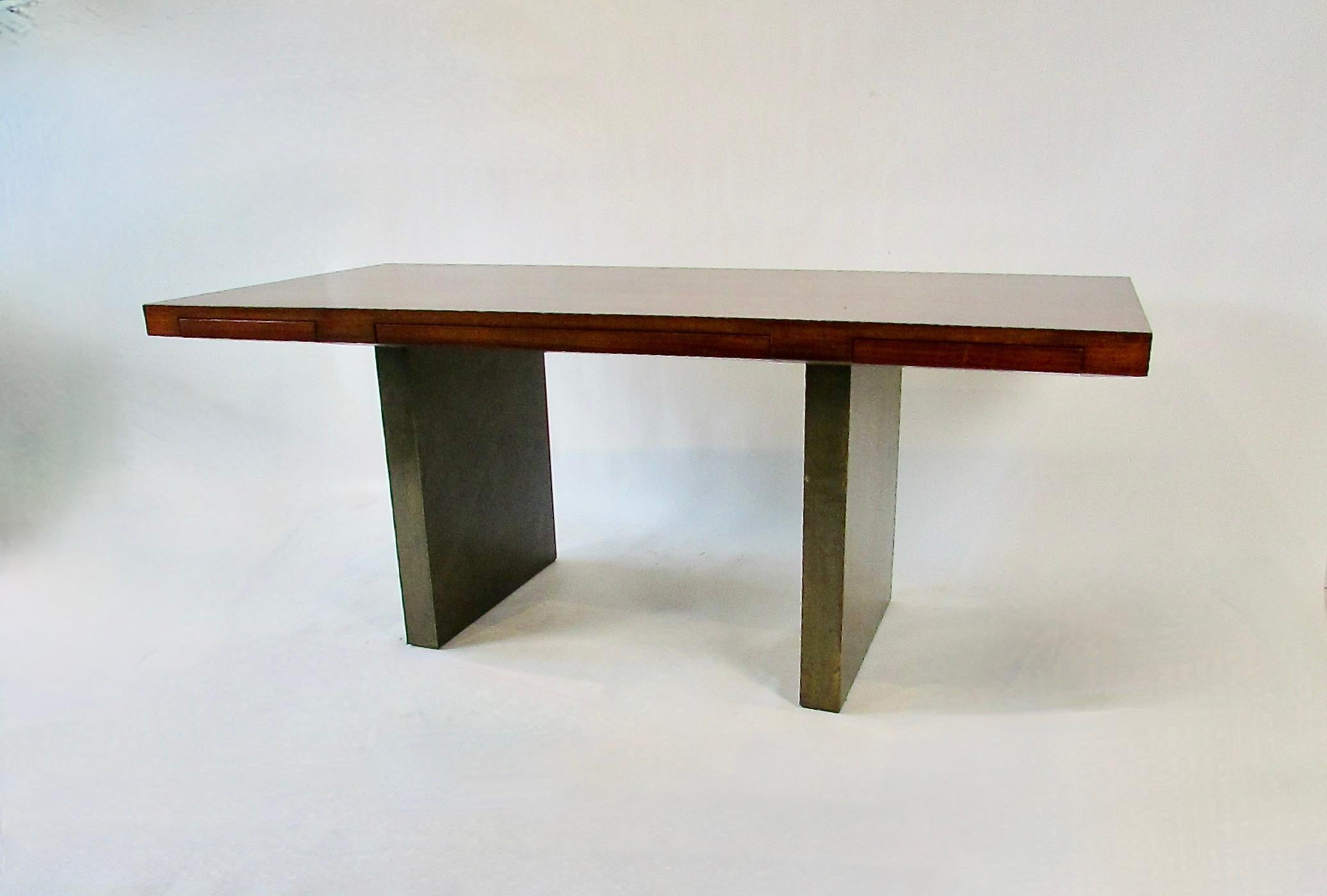 Mid-Century moderno Roger Sprunger per Dunbar Scrivania in palissandro su basamento in bronzo in vendita