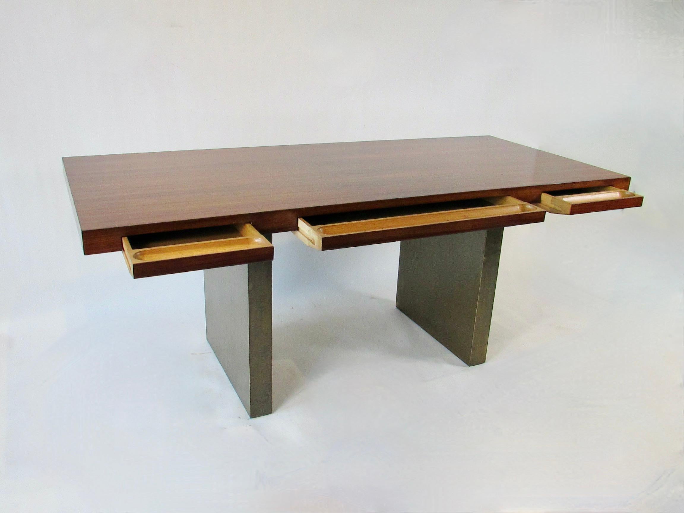 Laccato Roger Sprunger per Dunbar Scrivania in palissandro su basamento in bronzo in vendita