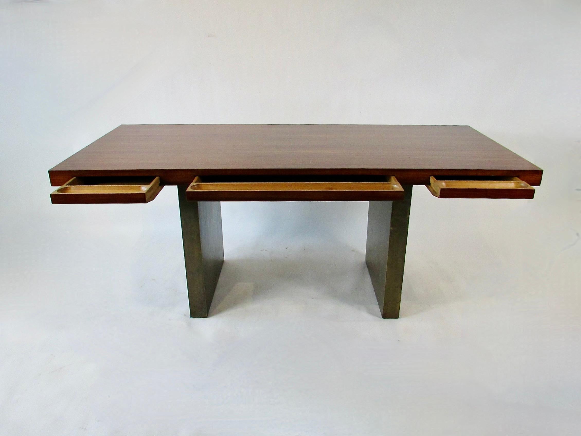 XX secolo Roger Sprunger per Dunbar Scrivania in palissandro su basamento in bronzo in vendita