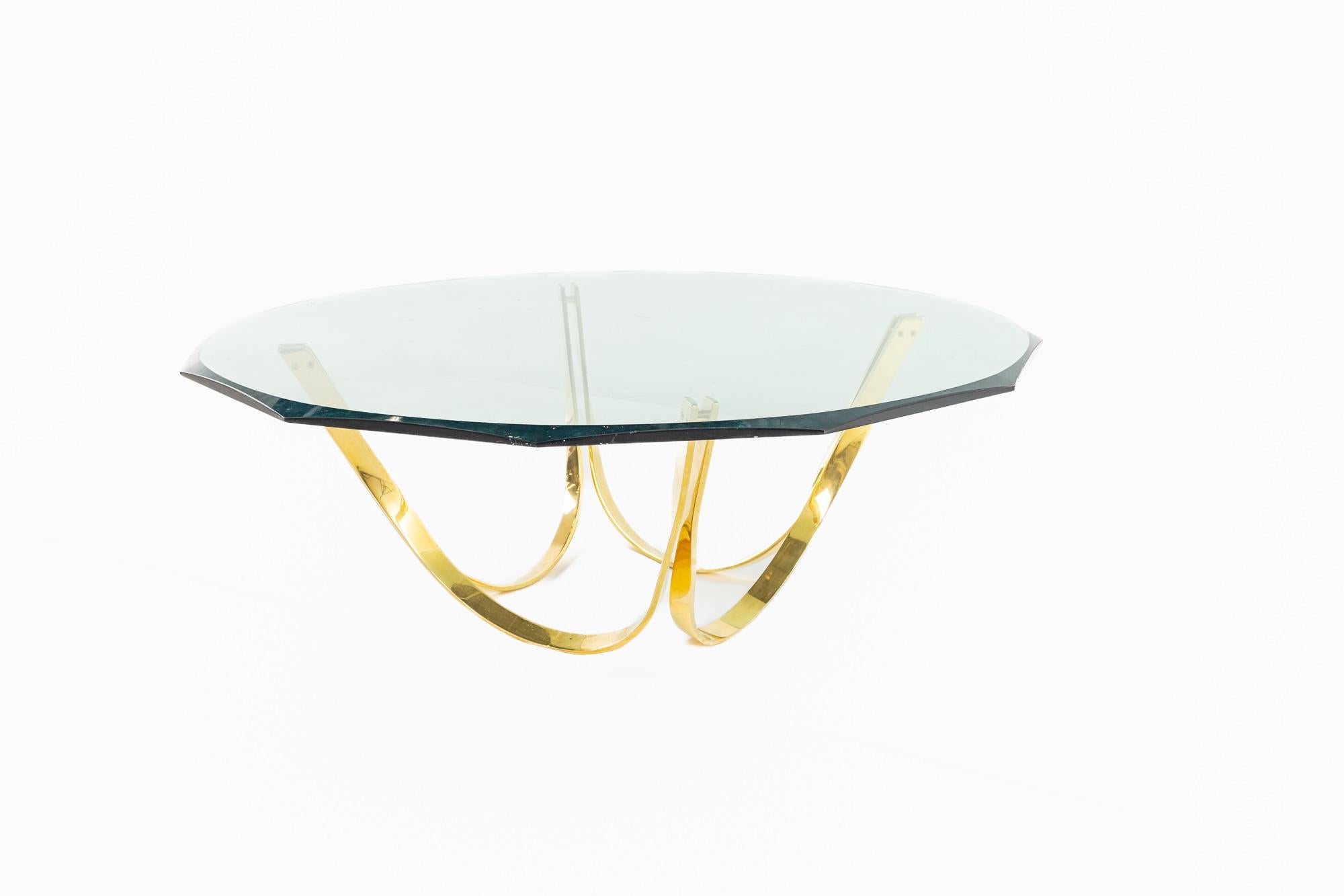 Mid-Century Modern Roger Sprunger Table du milieu du siècle en verre et laiton en vente